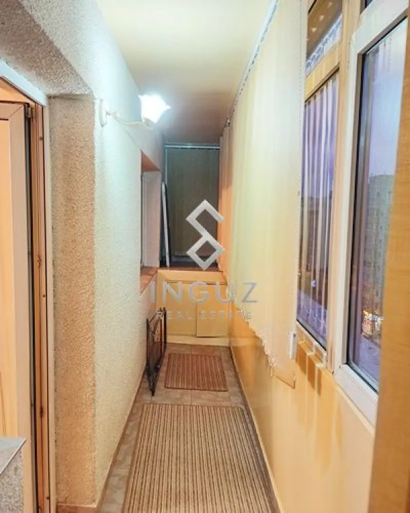 DE ÎNCHIRIAT | APARTAMENT 3 CAMERE | CALEA MOȘILOR – EMINESCU - DE ÎNCHIRIAT | APARTAMENT 3 CAMERE | CALEA MOȘILOR – EMINESCU

Apartament cu 3 camere situat într-una dintre cele mai centrale și bine conectate zone ale Bucureștiului – Calea Moșilor, zona Eminescu.

Proprietate amplasată într-un imobil construit în 1982, bine întreținut, liniștit, izolat termic și recent renovat.

CARACTERISTICI PRINCIPALE
3 camere, compartimentare semidecomandată
Suprafață utilă: 70 mp
Etaj 8/8 (ultimul etaj – fără vecini deasupra)
2 băi
Balcon generos, cu spațiu suplimentar tip nișă
Spații de depozitare: cămară + dressing

DOTĂRI ȘI ECHIPARE
Complet mobilat, gata de locuire imediată
Bucătărie complet utilată
Electrocasnice: frigider, aragaz, hotă, cuptor cu microunde
Mașină de spălat rufe
2 aparate de aer condiționat
TV LCD
Internet și televiziune prin cablu
Videointerfon
Repartitoare de căldură
Ușă metalică de siguranță
Ferestre termopan
Balcon închis

AVANTAJE ȘI LOCALIZARE
Imobil liniștit și bine administrat
Bloc izolat termic
Acces rapid la metrou (aprox. 5 minute)
În proximitatea Pieței Obor
Aproape de Veranda Mall, parcuri și supermarketuri
Infrastructură completă: școli, grădinițe, restaurante, bănci
Conectivitate excelentă la transportul public

PUNCTE DE ATRACȚIE
Locație centrală premium
Etaj superior – liniște și intimitate
Compartimentare eficientă și spațioasă
Apartament complet echipat – disponibil imediat
Ideal pentru rezidență pe termen lung
Se acceptă exclusiv chiriași serioși