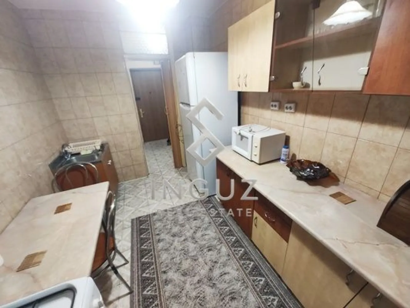 DE ÎNCHIRIAT | APARTAMENT 3 CAMERE | CALEA MOȘILOR – EMINESCU - DE ÎNCHIRIAT | APARTAMENT 3 CAMERE | CALEA MOȘILOR – EMINESCU

Apartament cu 3 camere situat într-una dintre cele mai centrale și bine conectate zone ale Bucureștiului – Calea Moșilor, zona Eminescu.

Proprietate amplasată într-un imobil construit în 1982, bine întreținut, liniștit, izolat termic și recent renovat.

CARACTERISTICI PRINCIPALE
3 camere, compartimentare semidecomandată
Suprafață utilă: 70 mp
Etaj 8/8 (ultimul etaj – fără vecini deasupra)
2 băi
Balcon generos, cu spațiu suplimentar tip nișă
Spații de depozitare: cămară + dressing

DOTĂRI ȘI ECHIPARE
Complet mobilat, gata de locuire imediată
Bucătărie complet utilată
Electrocasnice: frigider, aragaz, hotă, cuptor cu microunde
Mașină de spălat rufe
2 aparate de aer condiționat
TV LCD
Internet și televiziune prin cablu
Videointerfon
Repartitoare de căldură
Ușă metalică de siguranță
Ferestre termopan
Balcon închis

AVANTAJE ȘI LOCALIZARE
Imobil liniștit și bine administrat
Bloc izolat termic
Acces rapid la metrou (aprox. 5 minute)
În proximitatea Pieței Obor
Aproape de Veranda Mall, parcuri și supermarketuri
Infrastructură completă: școli, grădinițe, restaurante, bănci
Conectivitate excelentă la transportul public

PUNCTE DE ATRACȚIE
Locație centrală premium
Etaj superior – liniște și intimitate
Compartimentare eficientă și spațioasă
Apartament complet echipat – disponibil imediat
Ideal pentru rezidență pe termen lung
Se acceptă exclusiv chiriași serioși