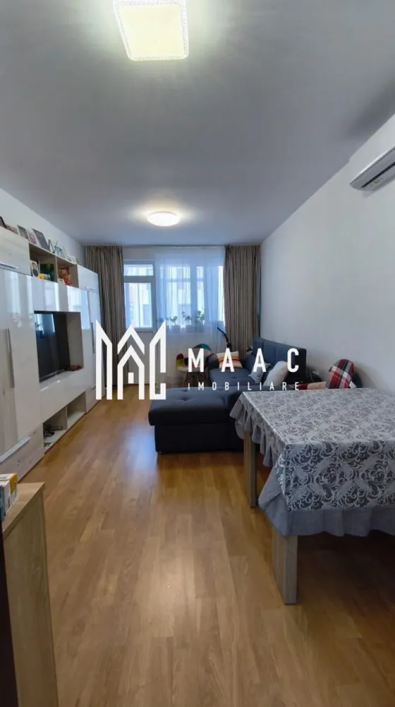 Apartament 2 camere | Cartierul Arhitectilor | Etaj 1 | Zona Mandra - MAAC Imobiliare vă propune spre vânzare un apartament cu 2 camere situat în Sibiu, Cartierul Arhitecților, pe strada Ioan Virgil Ispas. Apartamentul este amplasat la etajul 1 al unui imobil construit în anul 2017 și are o suprafață totală de 50 mp, din care 43 mp utili. Locuința se vinde complet mobilată și utilată, prezentându-se exact ca în pozele de prezentare, fiind ideală pentru mutare imediată. ✔ Compartimentare practică ✔ Loc de parcare inclus ✔ Bloc relativ nou, zonă în continuă dezvoltare ✔ Potrivit atât pentru locuință proprie, cât și pentru investiție Apartamentul oferă confort, funcționalitate și acces facil către punctele de interes din oraș. Pentru mai multe detalii sau pentru programarea unei vizionări, contactați MAAC Imobiliare. id: CP2891376 }}