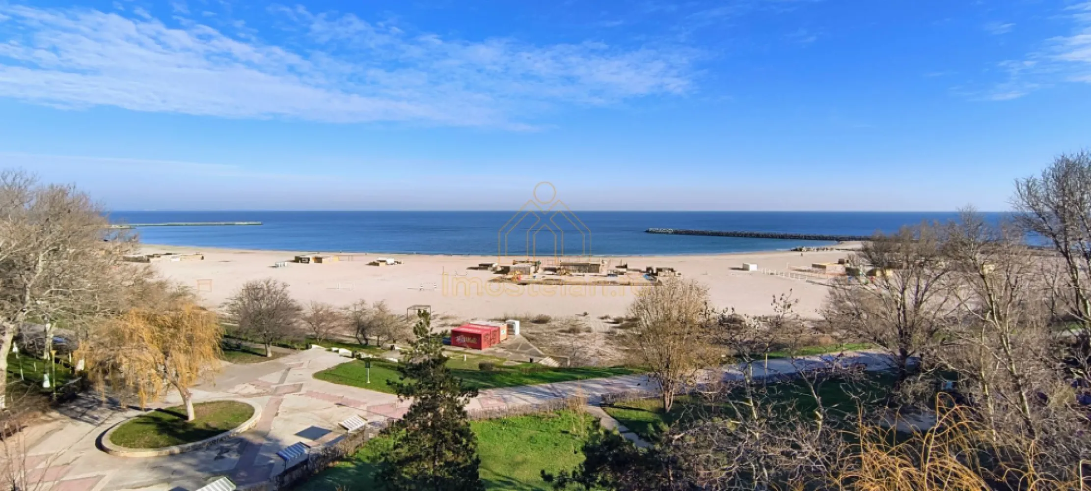 Faleză Nord Apartamentul tău cu vedere la RĂSĂRIT - UN RĂSĂRIT DE NEUITAT PE FALEZA NORD. Apartament 3 Camere, Vedere Panoramică la Mare. Locație care inspiră Imaginați-vă că vă treziți în fiecare dimineață cu soarele răsărind direct deasupra Mării Negre, transformându-vă livingul într-un tablou viu. Acest apartament este situat la o adresă de prestigiu, chiar pe Faleza Nord, deasupra plajei iconice Trei Papuci din Constanța. Compartimentarea inteligentă oferă o experiență duală unică: • Vedere la Marea Neagră (Est): Bucurați-vă de panorama infinită din Sufragerie și din Dormitorul principal, acesta având acces la un balcon generos de 2.8 mp. • Vedere spre Oraș/Cartier (Vest): Bucătăria și al doilea dormitor beneficiază de lumina de seară și de vederea către cartierul Faleza Nord, dormitorul având la dispoziție un al doilea balcon de 3.8 mp. O poveste despre confort Acest cămin nu este doar un spațiu de locuit, ci un refugiu complet renovat și regândit pentru a oferi relaxare totală. Deși imobilul este solid, construit în 1986, apartamentul a beneficiat de o renovare completă în anul 2021 (Finisaje Superioare, Instalație Sanitară, Instalație Electrică, Izolare Exterioară, Terasa Blocului), transformându-l într-o locuință modernă și eficientă. Detalii care contează • Vedere fără obstacole: Fiind situat la etajul 4/4, aveți garantată o panoramă spectaculoasă, cu o perspectivă deschisă asupra mării și a orașului, ferită de zgomotul străzii. • Stare excelentă: Se vinde mobilat și utilat complet – pur și simplu vă mutați! Finisajele superioare din 2021 asigură durabilitate și un design modern. • Eficiență: Beneficiați de confortul unei centrale termice proprii pe gaz, oferind independență termică și costuri optimizate. • Spațiu: 3 camere decomandate, 71.4 mp utili, cu o suprafață totală a balcoanelor de 6.6 mp. Acest preț este o Super-Oportunitate. Investiția într-un apartament cu un randament bun pentru chirie pe termen lung sau regim hotelier și, mai ales, în privilegiul de a avea marea la picioare, fac din acest apartament cea mai atractivă ofertă din Faleza Nord. Vino să descoperi locul unde vacanța devine acasă! Sună-mă! Acum, pentru a programa o vizionare! }}