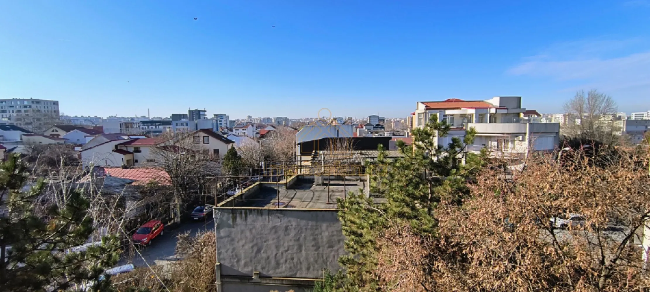 Faleză Nord Apartamentul tău cu vedere la RĂSĂRIT - UN RĂSĂRIT DE NEUITAT PE FALEZA NORD. Apartament 3 Camere, Vedere Panoramică la Mare. Locație care inspiră Imaginați-vă că vă treziți în fiecare dimineață cu soarele răsărind direct deasupra Mării Negre, transformându-vă livingul într-un tablou viu. Acest apartament este situat la o adresă de prestigiu, chiar pe Faleza Nord, deasupra plajei iconice Trei Papuci din Constanța. Compartimentarea inteligentă oferă o experiență duală unică: • Vedere la Marea Neagră (Est): Bucurați-vă de panorama infinită din Sufragerie și din Dormitorul principal, acesta având acces la un balcon generos de 2.8 mp. • Vedere spre Oraș/Cartier (Vest): Bucătăria și al doilea dormitor beneficiază de lumina de seară și de vederea către cartierul Faleza Nord, dormitorul având la dispoziție un al doilea balcon de 3.8 mp. O poveste despre confort Acest cămin nu este doar un spațiu de locuit, ci un refugiu complet renovat și regândit pentru a oferi relaxare totală. Deși imobilul este solid, construit în 1986, apartamentul a beneficiat de o renovare completă în anul 2021 (Finisaje Superioare, Instalație Sanitară, Instalație Electrică, Izolare Exterioară, Terasa Blocului), transformându-l într-o locuință modernă și eficientă. Detalii care contează • Vedere fără obstacole: Fiind situat la etajul 4/4, aveți garantată o panoramă spectaculoasă, cu o perspectivă deschisă asupra mării și a orașului, ferită de zgomotul străzii. • Stare excelentă: Se vinde mobilat și utilat complet – pur și simplu vă mutați! Finisajele superioare din 2021 asigură durabilitate și un design modern. • Eficiență: Beneficiați de confortul unei centrale termice proprii pe gaz, oferind independență termică și costuri optimizate. • Spațiu: 3 camere decomandate, 71.4 mp utili, cu o suprafață totală a balcoanelor de 6.6 mp. Acest preț este o Super-Oportunitate. Investiția într-un apartament cu un randament bun pentru chirie pe termen lung sau regim hotelier și, mai ales, în privilegiul de a avea marea la picioare, fac din acest apartament cea mai atractivă ofertă din Faleza Nord. Vino să descoperi locul unde vacanța devine acasă! Sună-mă! Acum, pentru a programa o vizionare! }}