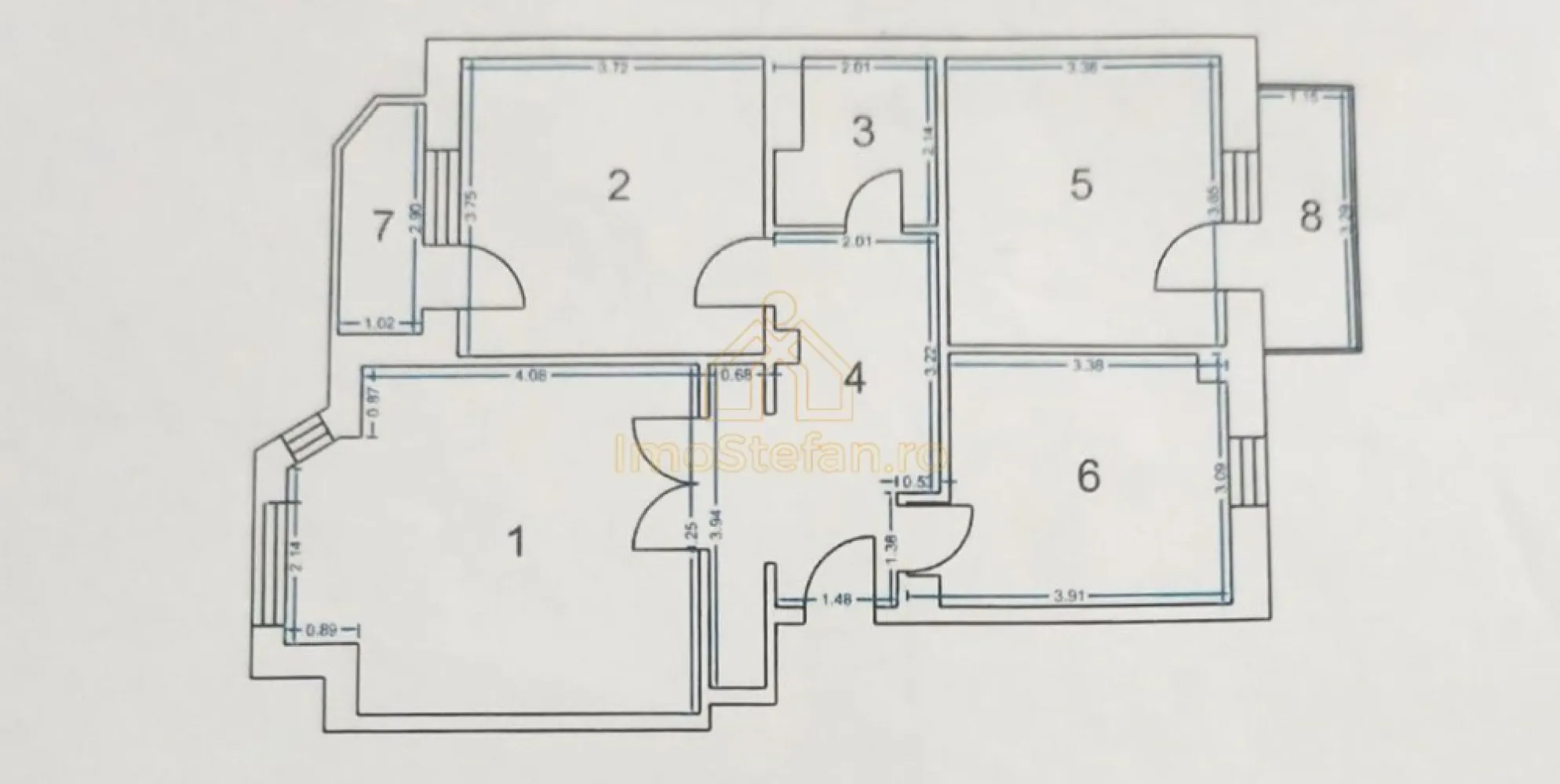 Faleză Nord Apartamentul tău cu vedere la RĂSĂRIT - UN RĂSĂRIT DE NEUITAT PE FALEZA NORD. Apartament 3 Camere, Vedere Panoramică la Mare. Locație care inspiră Imaginați-vă că vă treziți în fiecare dimineață cu soarele răsărind direct deasupra Mării Negre, transformându-vă livingul într-un tablou viu. Acest apartament este situat la o adresă de prestigiu, chiar pe Faleza Nord, deasupra plajei iconice Trei Papuci din Constanța. Compartimentarea inteligentă oferă o experiență duală unică: • Vedere la Marea Neagră (Est): Bucurați-vă de panorama infinită din Sufragerie și din Dormitorul principal, acesta având acces la un balcon generos de 2.8 mp. • Vedere spre Oraș/Cartier (Vest): Bucătăria și al doilea dormitor beneficiază de lumina de seară și de vederea către cartierul Faleza Nord, dormitorul având la dispoziție un al doilea balcon de 3.8 mp. O poveste despre confort Acest cămin nu este doar un spațiu de locuit, ci un refugiu complet renovat și regândit pentru a oferi relaxare totală. Deși imobilul este solid, construit în 1986, apartamentul a beneficiat de o renovare completă în anul 2021 (Finisaje Superioare, Instalație Sanitară, Instalație Electrică, Izolare Exterioară, Terasa Blocului), transformându-l într-o locuință modernă și eficientă. Detalii care contează • Vedere fără obstacole: Fiind situat la etajul 4/4, aveți garantată o panoramă spectaculoasă, cu o perspectivă deschisă asupra mării și a orașului, ferită de zgomotul străzii. • Stare excelentă: Se vinde mobilat și utilat complet – pur și simplu vă mutați! Finisajele superioare din 2021 asigură durabilitate și un design modern. • Eficiență: Beneficiați de confortul unei centrale termice proprii pe gaz, oferind independență termică și costuri optimizate. • Spațiu: 3 camere decomandate, 71.4 mp utili, cu o suprafață totală a balcoanelor de 6.6 mp. Acest preț este o Super-Oportunitate. Investiția într-un apartament cu un randament bun pentru chirie pe termen lung sau regim hotelier și, mai ales, în privilegiul de a avea marea la picioare, fac din acest apartament cea mai atractivă ofertă din Faleza Nord. Vino să descoperi locul unde vacanța devine acasă! Sună-mă! Acum, pentru a programa o vizionare! }}