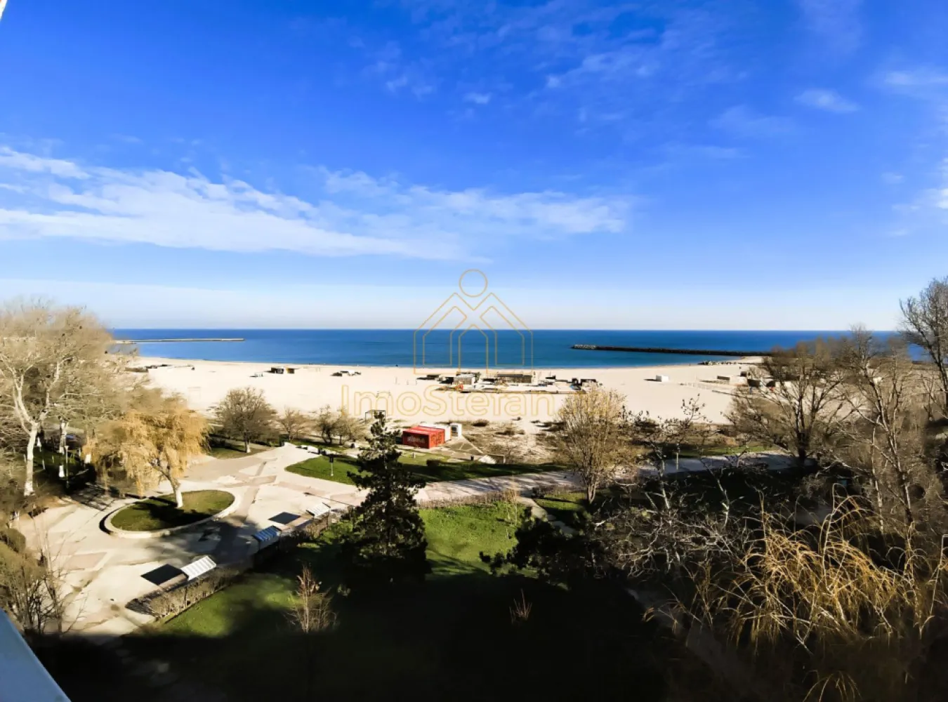 Faleză Nord Apartamentul tău cu vedere la RĂSĂRIT - UN RĂSĂRIT DE NEUITAT PE FALEZA NORD. Apartament 3 Camere, Vedere Panoramică la Mare. Locație care inspiră Imaginați-vă că vă treziți în fiecare dimineață cu soarele răsărind direct deasupra Mării Negre, transformându-vă livingul într-un tablou viu. Acest apartament este situat la o adresă de prestigiu, chiar pe Faleza Nord, deasupra plajei iconice Trei Papuci din Constanța. Compartimentarea inteligentă oferă o experiență duală unică: • Vedere la Marea Neagră (Est): Bucurați-vă de panorama infinită din Sufragerie și din Dormitorul principal, acesta având acces la un balcon generos de 2.8 mp. • Vedere spre Oraș/Cartier (Vest): Bucătăria și al doilea dormitor beneficiază de lumina de seară și de vederea către cartierul Faleza Nord, dormitorul având la dispoziție un al doilea balcon de 3.8 mp. O poveste despre confort Acest cămin nu este doar un spațiu de locuit, ci un refugiu complet renovat și regândit pentru a oferi relaxare totală. Deși imobilul este solid, construit în 1986, apartamentul a beneficiat de o renovare completă în anul 2021 (Finisaje Superioare, Instalație Sanitară, Instalație Electrică, Izolare Exterioară, Terasa Blocului), transformându-l într-o locuință modernă și eficientă. Detalii care contează • Vedere fără obstacole: Fiind situat la etajul 4/4, aveți garantată o panoramă spectaculoasă, cu o perspectivă deschisă asupra mării și a orașului, ferită de zgomotul străzii. • Stare excelentă: Se vinde mobilat și utilat complet – pur și simplu vă mutați! Finisajele superioare din 2021 asigură durabilitate și un design modern. • Eficiență: Beneficiați de confortul unei centrale termice proprii pe gaz, oferind independență termică și costuri optimizate. • Spațiu: 3 camere decomandate, 71.4 mp utili, cu o suprafață totală a balcoanelor de 6.6 mp. Acest preț este o Super-Oportunitate. Investiția într-un apartament cu un randament bun pentru chirie pe termen lung sau regim hotelier și, mai ales, în privilegiul de a avea marea la picioare, fac din acest apartament cea mai atractivă ofertă din Faleza Nord. Vino să descoperi locul unde vacanța devine acasă! Sună-mă! Acum, pentru a programa o vizionare! }}