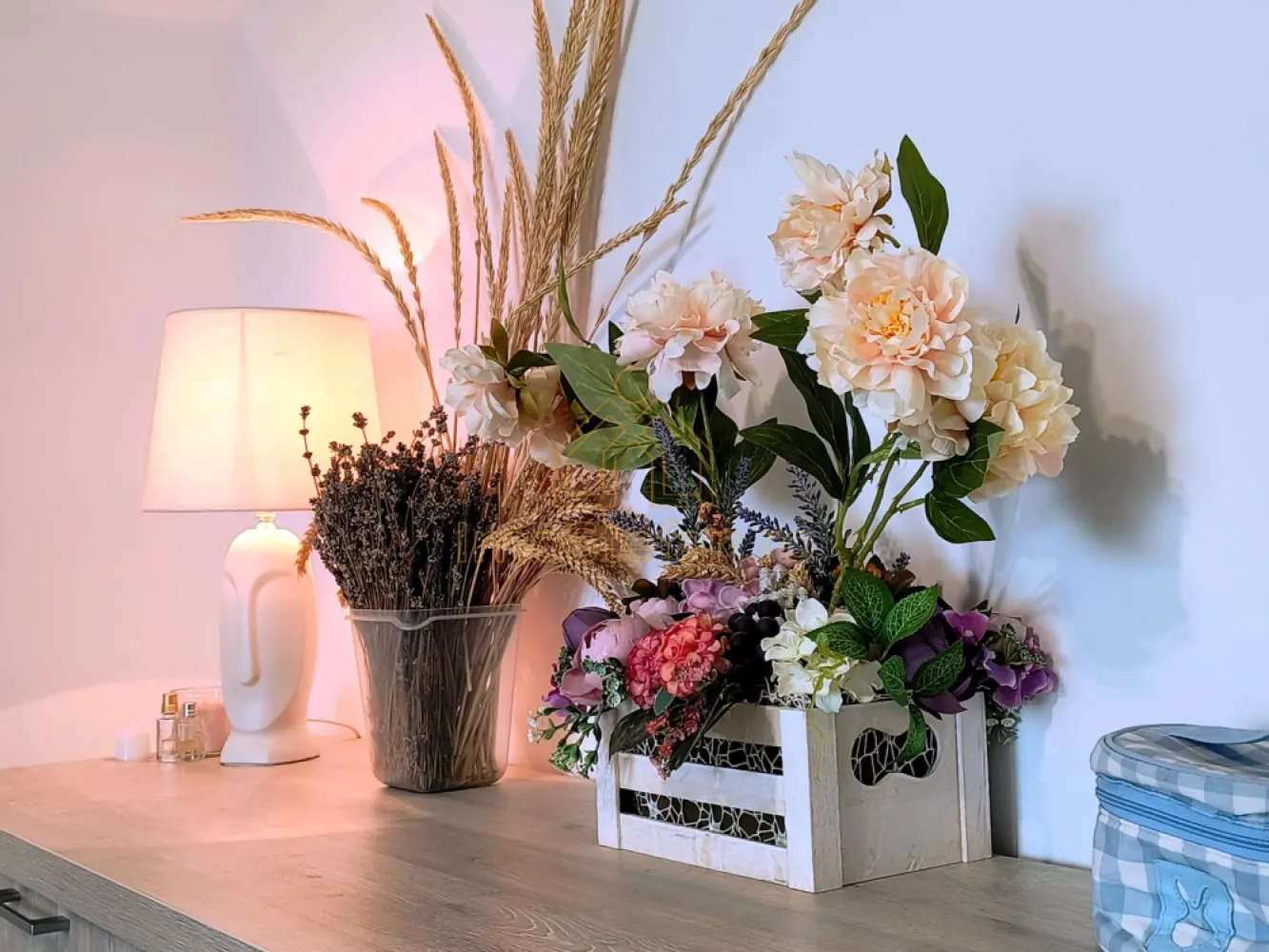 Faleză Nord Apartamentul tău cu vedere la RĂSĂRIT - UN RĂSĂRIT DE NEUITAT PE FALEZA NORD. Apartament 3 Camere, Vedere Panoramică la Mare. Locație care inspiră Imaginați-vă că vă treziți în fiecare dimineață cu soarele răsărind direct deasupra Mării Negre, transformându-vă livingul într-un tablou viu. Acest apartament este situat la o adresă de prestigiu, chiar pe Faleza Nord, deasupra plajei iconice Trei Papuci din Constanța. Compartimentarea inteligentă oferă o experiență duală unică: • Vedere la Marea Neagră (Est): Bucurați-vă de panorama infinită din Sufragerie și din Dormitorul principal, acesta având acces la un balcon generos de 2.8 mp. • Vedere spre Oraș/Cartier (Vest): Bucătăria și al doilea dormitor beneficiază de lumina de seară și de vederea către cartierul Faleza Nord, dormitorul având la dispoziție un al doilea balcon de 3.8 mp. O poveste despre confort Acest cămin nu este doar un spațiu de locuit, ci un refugiu complet renovat și regândit pentru a oferi relaxare totală. Deși imobilul este solid, construit în 1986, apartamentul a beneficiat de o renovare completă în anul 2021 (Finisaje Superioare, Instalație Sanitară, Instalație Electrică, Izolare Exterioară, Terasa Blocului), transformându-l într-o locuință modernă și eficientă. Detalii care contează • Vedere fără obstacole: Fiind situat la etajul 4/4, aveți garantată o panoramă spectaculoasă, cu o perspectivă deschisă asupra mării și a orașului, ferită de zgomotul străzii. • Stare excelentă: Se vinde mobilat și utilat complet – pur și simplu vă mutați! Finisajele superioare din 2021 asigură durabilitate și un design modern. • Eficiență: Beneficiați de confortul unei centrale termice proprii pe gaz, oferind independență termică și costuri optimizate. • Spațiu: 3 camere decomandate, 71.4 mp utili, cu o suprafață totală a balcoanelor de 6.6 mp. Acest preț este o Super-Oportunitate. Investiția într-un apartament cu un randament bun pentru chirie pe termen lung sau regim hotelier și, mai ales, în privilegiul de a avea marea la picioare, fac din acest apartament cea mai atractivă ofertă din Faleza Nord. Vino să descoperi locul unde vacanța devine acasă! Sună-mă! Acum, pentru a programa o vizionare! }}