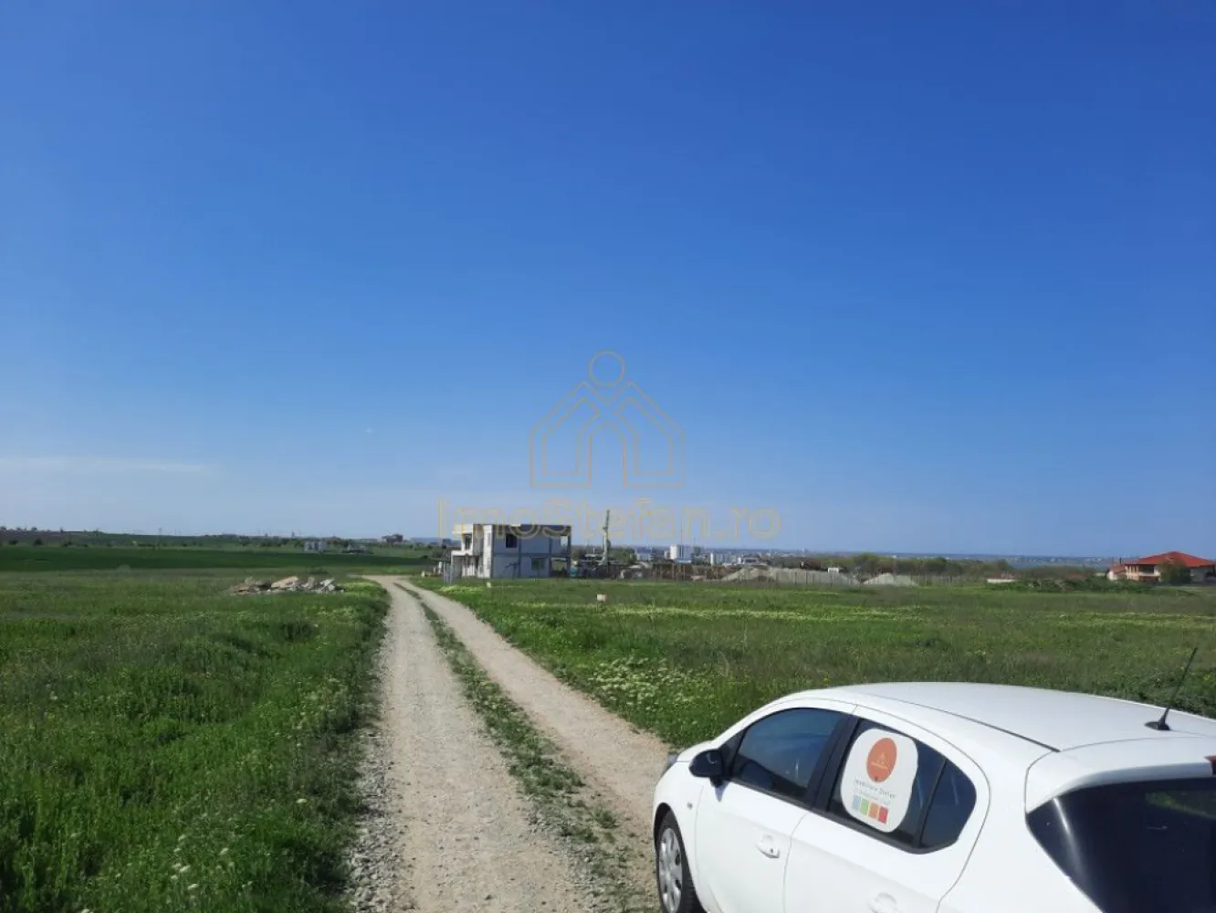 Boreal Plus 1250mp Front 26m Lângă Kaufland Bd. Madrid - Vă propunem spre achiziție, un teren intravilan cu un potențial deosebit, situat în noua zonă rezidențială de Nord a Constanței (Boreal Plus). Specificații Tehnice Suprafață totală: 1.250 mp Front stradal: 25.8 m (deschidere generoasă ce permite soluții arhitecturale diverse) Configurație: Lot dreptunghiular, plan, ideal pentru construcție imediată Disponibilitate: Imediată, acte la zi (Cadastru, Intabulare) Localizare și Conectivitate (Strategic 2026) Retail: La doar 5 minute de Kaufland Palazu Mare și zona comercială aferentă. Infrastructură: Poziționare strategică față de viitorul Bulevard Madrid – artera care va redefini traficul în Nordul orașului, oferind conexiune rapidă cu zona Vivo și Autostrada A4. Accesibilitate: Acces facil din Bulevardul Tomis, pe străzi largi, deja integrate în circuitul urban. Potențial Investițional Datorită frontului stradal de 25.8 metri, terenul se pretează excelent pentru: Locuințe Colective (Bloc Boutique): Regim P+2E - P+3E, cu posibilitate de parcare subterană sau supraterană facilă. Proiect Vile/Duplexuri: Posibilitate de configurare a unui ansamblu de 4-6 unități locative premium cu grădini proprii. Utilități: Toate utilitățile necesare (apă, canalizare, curent, gaze) sunt disponibile în proximitate, zona fiind în plină expansiune și deja branșată la rețelele urbane noi. Acesta nu este doar un teren, ci o bază solidă pentru un proiect imobiliar de succes într-o zonă unde valoarea proprietăților este în plină ascensiune. }}