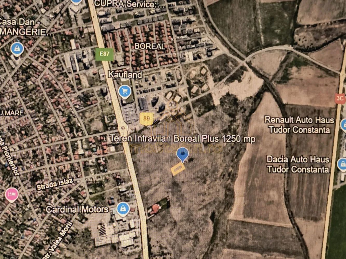 Boreal Plus 1250mp Front 26m Lângă Kaufland Bd. Madrid - Vă propunem spre achiziție, un teren intravilan cu un potențial deosebit, situat în noua zonă rezidențială de Nord a Constanței (Boreal Plus). Specificații Tehnice Suprafață totală: 1.250 mp Front stradal: 25.8 m (deschidere generoasă ce permite soluții arhitecturale diverse) Configurație: Lot dreptunghiular, plan, ideal pentru construcție imediată Disponibilitate: Imediată, acte la zi (Cadastru, Intabulare) Localizare și Conectivitate (Strategic 2026) Retail: La doar 5 minute de Kaufland Palazu Mare și zona comercială aferentă. Infrastructură: Poziționare strategică față de viitorul Bulevard Madrid – artera care va redefini traficul în Nordul orașului, oferind conexiune rapidă cu zona Vivo și Autostrada A4. Accesibilitate: Acces facil din Bulevardul Tomis, pe străzi largi, deja integrate în circuitul urban. Potențial Investițional Datorită frontului stradal de 25.8 metri, terenul se pretează excelent pentru: Locuințe Colective (Bloc Boutique): Regim P+2E - P+3E, cu posibilitate de parcare subterană sau supraterană facilă. Proiect Vile/Duplexuri: Posibilitate de configurare a unui ansamblu de 4-6 unități locative premium cu grădini proprii. Utilități: Toate utilitățile necesare (apă, canalizare, curent, gaze) sunt disponibile în proximitate, zona fiind în plină expansiune și deja branșată la rețelele urbane noi. Acesta nu este doar un teren, ci o bază solidă pentru un proiect imobiliar de succes într-o zonă unde valoarea proprietăților este în plină ascensiune. }}