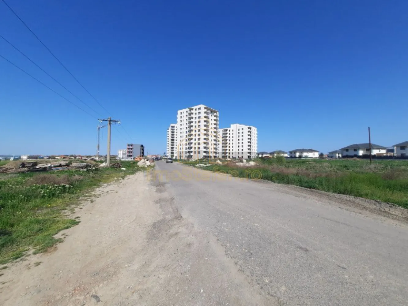 Boreal Plus 1250mp Front 26m Lângă Kaufland Bd. Madrid - Vă propunem spre achiziție, un teren intravilan cu un potențial deosebit, situat în noua zonă rezidențială de Nord a Constanței (Boreal Plus). Specificații Tehnice Suprafață totală: 1.250 mp Front stradal: 25.8 m (deschidere generoasă ce permite soluții arhitecturale diverse) Configurație: Lot dreptunghiular, plan, ideal pentru construcție imediată Disponibilitate: Imediată, acte la zi (Cadastru, Intabulare) Localizare și Conectivitate (Strategic 2026) Retail: La doar 5 minute de Kaufland Palazu Mare și zona comercială aferentă. Infrastructură: Poziționare strategică față de viitorul Bulevard Madrid – artera care va redefini traficul în Nordul orașului, oferind conexiune rapidă cu zona Vivo și Autostrada A4. Accesibilitate: Acces facil din Bulevardul Tomis, pe străzi largi, deja integrate în circuitul urban. Potențial Investițional Datorită frontului stradal de 25.8 metri, terenul se pretează excelent pentru: Locuințe Colective (Bloc Boutique): Regim P+2E - P+3E, cu posibilitate de parcare subterană sau supraterană facilă. Proiect Vile/Duplexuri: Posibilitate de configurare a unui ansamblu de 4-6 unități locative premium cu grădini proprii. Utilități: Toate utilitățile necesare (apă, canalizare, curent, gaze) sunt disponibile în proximitate, zona fiind în plină expansiune și deja branșată la rețelele urbane noi. Acesta nu este doar un teren, ci o bază solidă pentru un proiect imobiliar de succes într-o zonă unde valoarea proprietăților este în plină ascensiune. }}