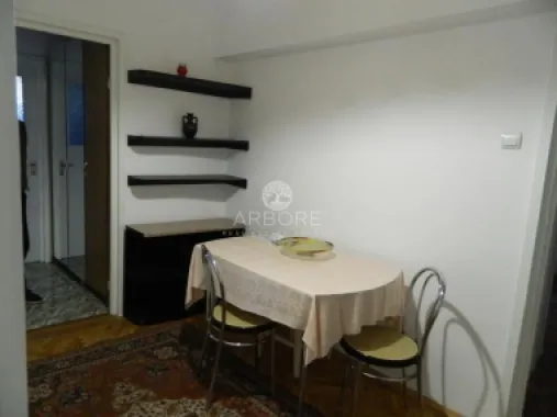 Apartament lux, zona Piata Victoriei, 4 camere , 2 bai, centrala termica terasa