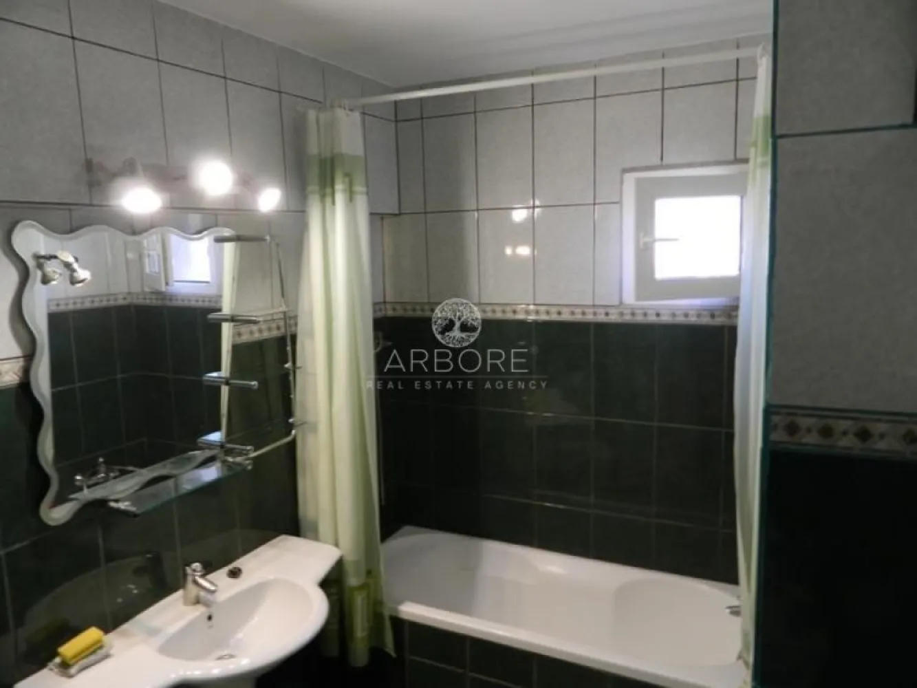 Apartament lux, zona Piata Victoriei, 4 camere , 2 bai, centrala termica terasa
