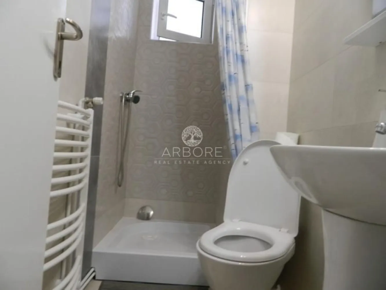 Apartament lux, zona Piata Victoriei, 4 camere , 2 bai, centrala termica terasa