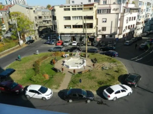 Apartament lux, zona Piata Victoriei, 4 camere , 2 bai, centrala termica terasa