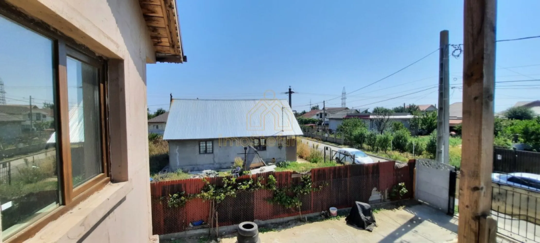 Cumpana Spațiu și curte generoasă! Casa familiei tale! - Această casă din Cumpăna reprezintă soluția ideală pentru o familie în căutare de spațiu și confort. Cu o suprafață utilă de 111,10 mp, locuința dispune la parter de un dormitor, o bucătărie generoasă, un living luminos și o baie, iar la etaj veți găsi două dormitoare, un birou, un dressing și o baie, oferind astfel flexibilitate și funcționalitate pentru fiecare membru al familiei. Curtea, cu o suprafață de 450 mp (teren în concesiune), este perfectă pentru activități în aer liber, grădinărit sau pur și simplu pentru a te bucura de un spațiu privat și relaxant. Casa are o structură mixtă (70% BCA, 30% Chirpic) și acoperiș Lindab, fiind clasată în clasa energetică A. Utilitățile sunt complete, cu excepția gazelor naturale și a canalizării, care sunt disponibile pe stradă, dar încă neconectate la proprietate. Zona este liniștită și oferă acces rapid la punctele de interes. Oportunitate de preț! Achiziția se face exclusiv în regim de plată cash (din cauza structurii mixte, nu este eligibilă pentru credit ipotecar). Nu rata această șansă! Contactează-mă acum! }}