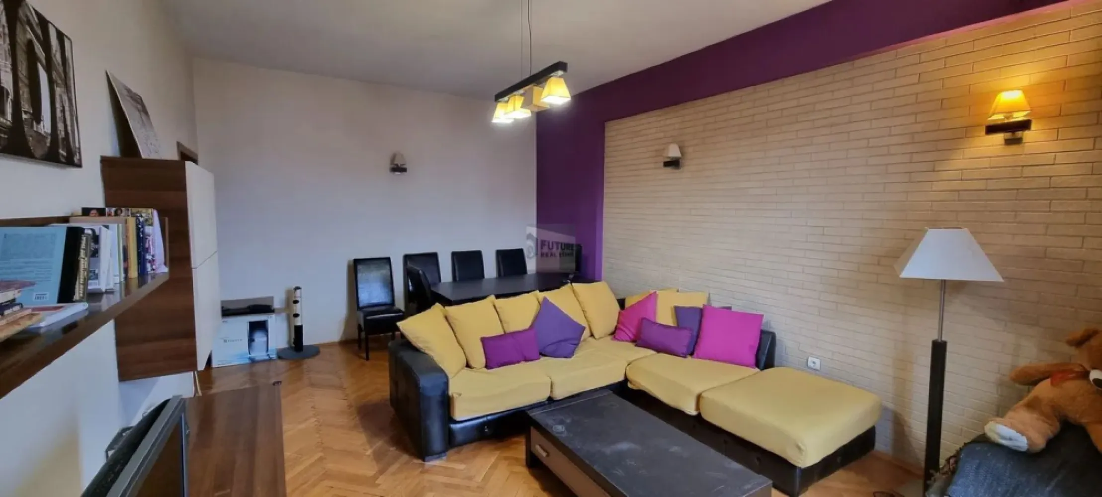 apartament 2 camere Drumul sarii - Vă propunem spre vânzare un apartament de 2 camere decomandat, cu suprafață generoasă de 70 mp utili, situat pe Drumul Sării nr. 11, la etajul 3 al unui bloc solid construit în 1966. Compartimentare și spații Living foarte spațios, ideal pentru zonă de relaxare și dining Dormitor luminos, cu mobilier complet Bucătărie separată, funcțională, cu zonă de luat masa Baie principală + WC de serviciu Holuri largi, cu spații de depozitare bine gândite 🔹 Stare și dotări Apartamentul este locuibil imediat Se vinde mobilat, conform fotografiilor Aer condiționat Parchet din lemn masiv Ferestre mari, lumină naturală bună Vedere urbană deschisă Avantaje cheie suprafață mare pentru un apartament de 2 camere etaj intermediar (3) compartimentare practică zonă bine conectată la transport, magazine, școli și parcuri ideal atât pentru locuit, cât și pentru investiție (închiriere) Localizare Zona Drumul Sării – 13 Septembrie oferă acces rapid către: mijloace de transport în comun centre comerciale școli și grădinițe parcuri și zone verzi centrul orașului Un apartament potrivit pentru cei care caută spațiu, etaj bun și zonă stabilă, cu potențial foarte bun de personalizare. }}