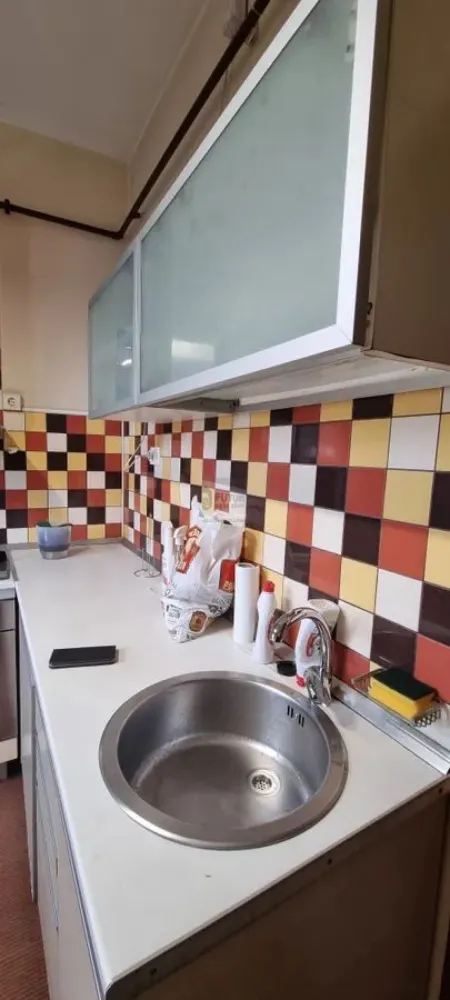 apartament 2 camere Drumul sarii - Vă propunem spre vânzare un apartament de 2 camere decomandat, cu suprafață generoasă de 70 mp utili, situat pe Drumul Sării nr. 11, la etajul 3 al unui bloc solid construit în 1966. Compartimentare și spații Living foarte spațios, ideal pentru zonă de relaxare și dining Dormitor luminos, cu mobilier complet Bucătărie separată, funcțională, cu zonă de luat masa Baie principală + WC de serviciu Holuri largi, cu spații de depozitare bine gândite 🔹 Stare și dotări Apartamentul este locuibil imediat Se vinde mobilat, conform fotografiilor Aer condiționat Parchet din lemn masiv Ferestre mari, lumină naturală bună Vedere urbană deschisă Avantaje cheie suprafață mare pentru un apartament de 2 camere etaj intermediar (3) compartimentare practică zonă bine conectată la transport, magazine, școli și parcuri ideal atât pentru locuit, cât și pentru investiție (închiriere) Localizare Zona Drumul Sării – 13 Septembrie oferă acces rapid către: mijloace de transport în comun centre comerciale școli și grădinițe parcuri și zone verzi centrul orașului Un apartament potrivit pentru cei care caută spațiu, etaj bun și zonă stabilă, cu potențial foarte bun de personalizare. }}