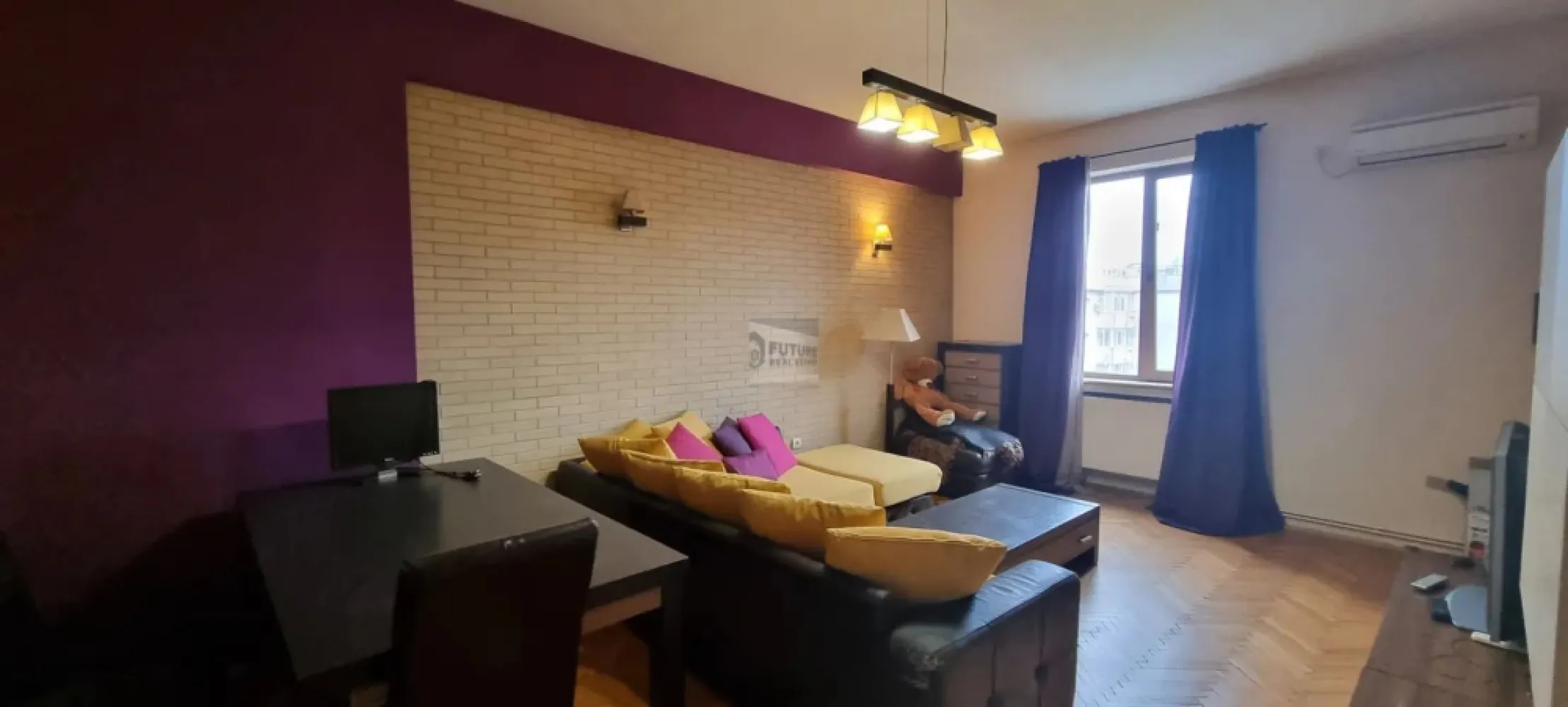 apartament 2 camere Drumul sarii - Vă propunem spre vânzare un apartament de 2 camere decomandat, cu suprafață generoasă de 70 mp utili, situat pe Drumul Sării nr. 11, la etajul 3 al unui bloc solid construit în 1966. Compartimentare și spații Living foarte spațios, ideal pentru zonă de relaxare și dining Dormitor luminos, cu mobilier complet Bucătărie separată, funcțională, cu zonă de luat masa Baie principală + WC de serviciu Holuri largi, cu spații de depozitare bine gândite 🔹 Stare și dotări Apartamentul este locuibil imediat Se vinde mobilat, conform fotografiilor Aer condiționat Parchet din lemn masiv Ferestre mari, lumină naturală bună Vedere urbană deschisă Avantaje cheie suprafață mare pentru un apartament de 2 camere etaj intermediar (3) compartimentare practică zonă bine conectată la transport, magazine, școli și parcuri ideal atât pentru locuit, cât și pentru investiție (închiriere) Localizare Zona Drumul Sării – 13 Septembrie oferă acces rapid către: mijloace de transport în comun centre comerciale școli și grădinițe parcuri și zone verzi centrul orașului Un apartament potrivit pentru cei care caută spațiu, etaj bun și zonă stabilă, cu potențial foarte bun de personalizare. }}