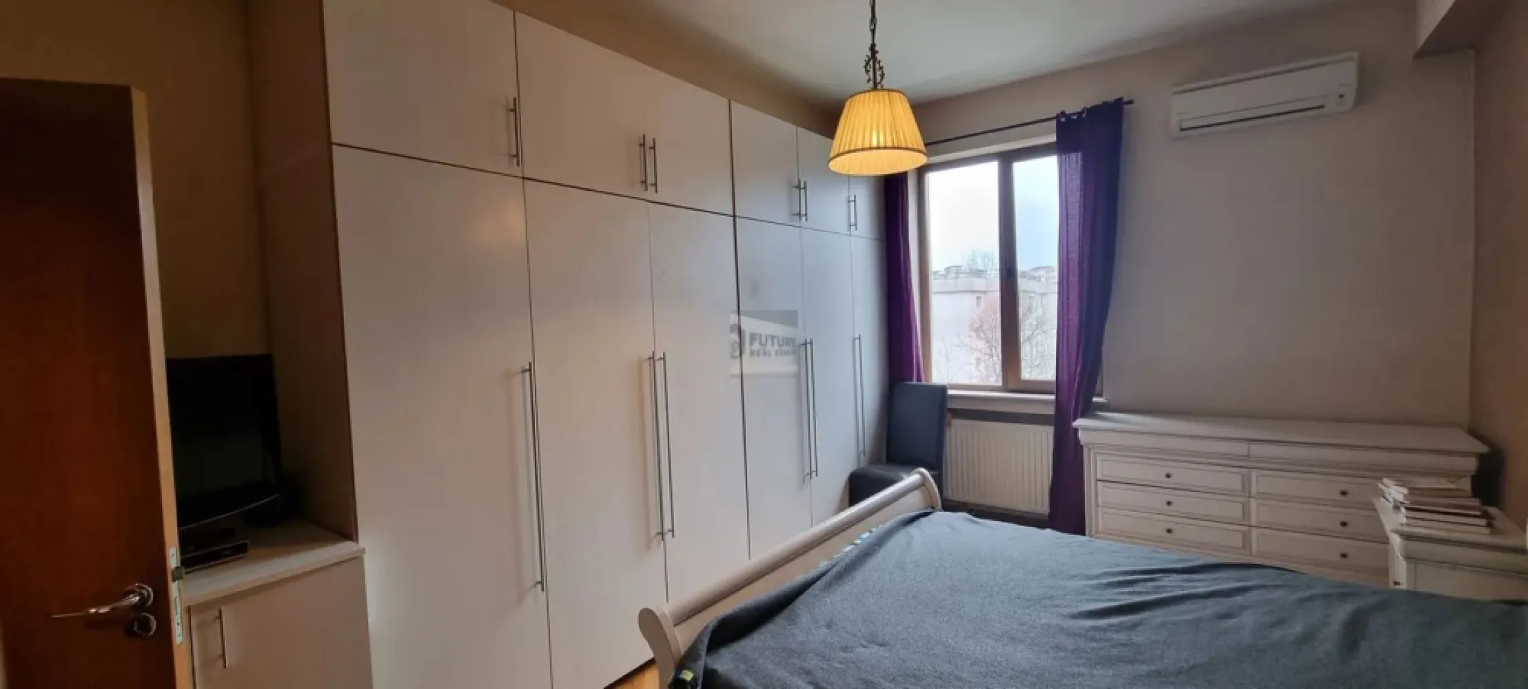 apartament 2 camere Drumul sarii - Vă propunem spre vânzare un apartament de 2 camere decomandat, cu suprafață generoasă de 70 mp utili, situat pe Drumul Sării nr. 11, la etajul 3 al unui bloc solid construit în 1966. Compartimentare și spații Living foarte spațios, ideal pentru zonă de relaxare și dining Dormitor luminos, cu mobilier complet Bucătărie separată, funcțională, cu zonă de luat masa Baie principală + WC de serviciu Holuri largi, cu spații de depozitare bine gândite 🔹 Stare și dotări Apartamentul este locuibil imediat Se vinde mobilat, conform fotografiilor Aer condiționat Parchet din lemn masiv Ferestre mari, lumină naturală bună Vedere urbană deschisă Avantaje cheie suprafață mare pentru un apartament de 2 camere etaj intermediar (3) compartimentare practică zonă bine conectată la transport, magazine, școli și parcuri ideal atât pentru locuit, cât și pentru investiție (închiriere) Localizare Zona Drumul Sării – 13 Septembrie oferă acces rapid către: mijloace de transport în comun centre comerciale școli și grădinițe parcuri și zone verzi centrul orașului Un apartament potrivit pentru cei care caută spațiu, etaj bun și zonă stabilă, cu potențial foarte bun de personalizare. }}