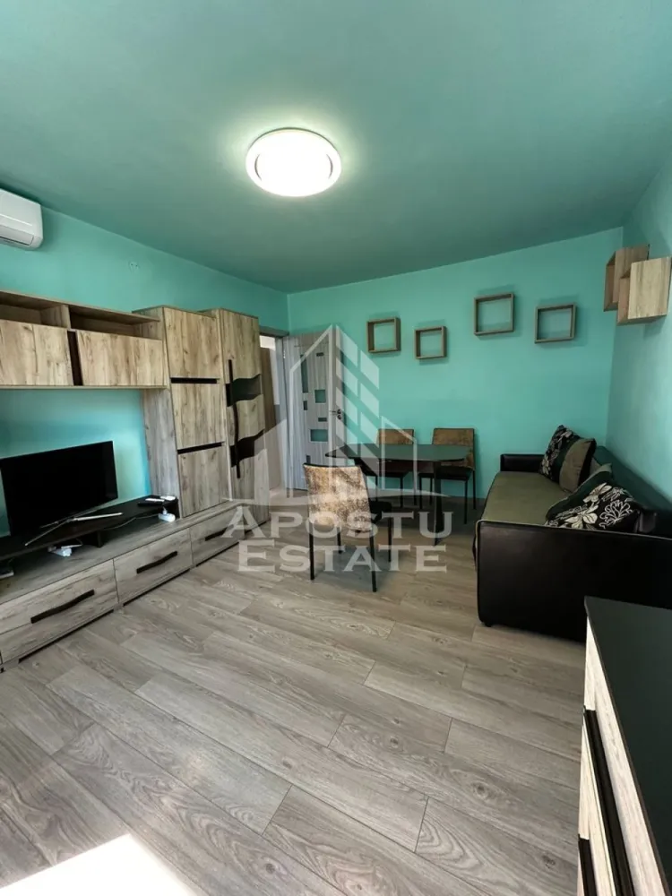 Apartament 2 camere de inchiriat, Calea Sagului, Timisoara - Agentia imobiliara APOSTU ESTATE va propune spre inchiriere un apartament recent renovat cu 2 camere, situat intr-o zona linistita din Calea Sagului, in apropiere de Fast food Antalya
-Suprafata utila: 40mp

Compartimentare eficienta:
-Hol de acces
-Bucatarie complet mobilata si utilata, cu loc de luat masa
-Living luminos si spatios
-Baie dotata cu cada
-Confort si facilitati:
-Centrala termica proprie pe gaz
-Aer conditionat
-Apartamentul este mobilat si utilat

Localizare: zona Calea Sagului, proximitatea mijloacelor de transport in comun, gradinita
Ideal pentru:
-Familii
-Cupluri
Pretul este NEGOCIABIL
Va asteptam la o vizionare!
Id intern: CP2689437