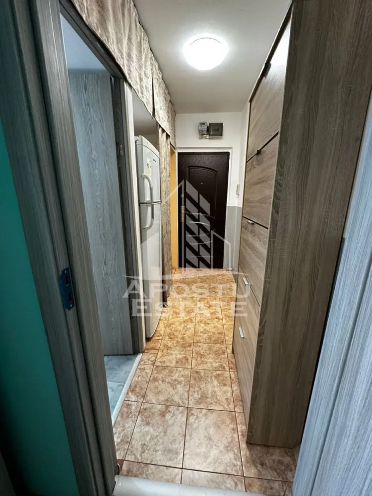 Apartament 2 camere de inchiriat, Calea Sagului, Timisoara - Agentia imobiliara APOSTU ESTATE va propune spre inchiriere un apartament recent renovat cu 2 camere, situat intr-o zona linistita din Calea Sagului, in apropiere de Fast food Antalya
-Suprafata utila: 40mp

Compartimentare eficienta:
-Hol de acces
-Bucatarie complet mobilata si utilata, cu loc de luat masa
-Living luminos si spatios
-Baie dotata cu cada
-Confort si facilitati:
-Centrala termica proprie pe gaz
-Aer conditionat
-Apartamentul este mobilat si utilat

Localizare: zona Calea Sagului, proximitatea mijloacelor de transport in comun, gradinita
Ideal pentru:
-Familii
-Cupluri
Pretul este NEGOCIABIL
Va asteptam la o vizionare!
Id intern: CP2689437