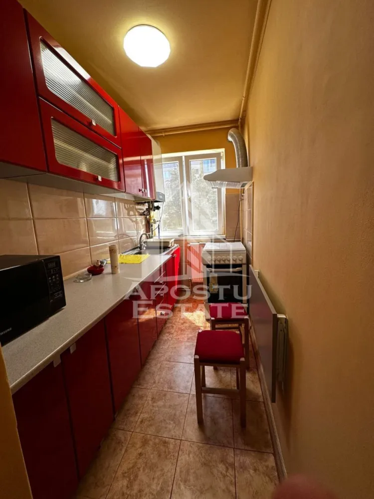 Apartament 2 camere de inchiriat, Calea Sagului, Timisoara - Agentia imobiliara APOSTU ESTATE va propune spre inchiriere un apartament recent renovat cu 2 camere, situat intr-o zona linistita din Calea Sagului, in apropiere de Fast food Antalya
-Suprafata utila: 40mp

Compartimentare eficienta:
-Hol de acces
-Bucatarie complet mobilata si utilata, cu loc de luat masa
-Living luminos si spatios
-Baie dotata cu cada
-Confort si facilitati:
-Centrala termica proprie pe gaz
-Aer conditionat
-Apartamentul este mobilat si utilat

Localizare: zona Calea Sagului, proximitatea mijloacelor de transport in comun, gradinita
Ideal pentru:
-Familii
-Cupluri
Pretul este NEGOCIABIL
Va asteptam la o vizionare!
Id intern: CP2689437