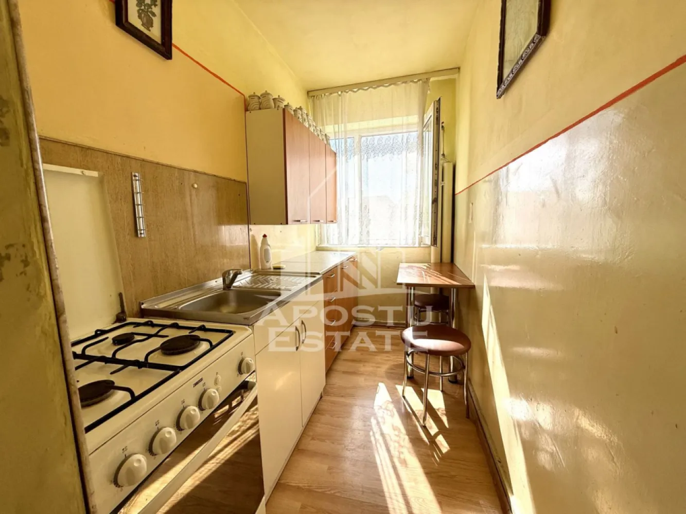 Apartament cu 3 camere de vanzare, zona Iosefin, Timisoara - APOSTU ESTATE va propune spre vanzare un apartament cu 3 camere, semidecomandat, situat in zona Sagului.
Apartamentul este situat la etajul 4 din 4 si are o suprafata de 51 mp.
Compartimentare:
- Hol de acces 
- Bucatarie utilata
- Living spatios
- 2 Dormitoare 
- Baie cu geam
- Balcon inchis
- Balcon deschis
Confortul termic este realizat prin intermediul termoficarii si a aparatului pentru aer conditionat.
Zona foarte linistita cu numeroase facilitati si puncte de interes precum: acces rapid si usor la mijloacele de transport in comun, Spitalul Judetean la cateva minute distanta, piata si alte supermarket-uri in apropiere, farmacii, institutii de invatamant, restaurante, baruri, cafenele si multe altele.
Agentia imobiliara Apostu Estate va ofera consultanta bancara gratuita prin intermediul colaboratorilor nostri pentru alegerea celui mai potrivit tip de credit, astfel incat tu sa devi noul proprietar al acestui apartament.
Va asteptam cu drag la o vizionare!
ID intern: CP2703244.