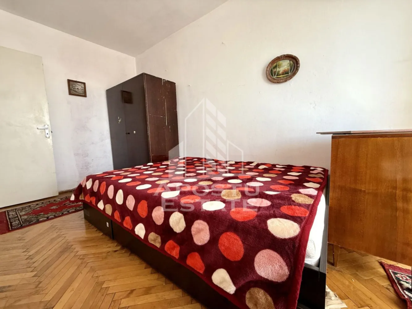 Apartament cu 3 camere de vanzare, zona Iosefin, Timisoara - APOSTU ESTATE va propune spre vanzare un apartament cu 3 camere, semidecomandat, situat in zona Sagului.
Apartamentul este situat la etajul 4 din 4 si are o suprafata de 51 mp.
Compartimentare:
- Hol de acces 
- Bucatarie utilata
- Living spatios
- 2 Dormitoare 
- Baie cu geam
- Balcon inchis
- Balcon deschis
Confortul termic este realizat prin intermediul termoficarii si a aparatului pentru aer conditionat.
Zona foarte linistita cu numeroase facilitati si puncte de interes precum: acces rapid si usor la mijloacele de transport in comun, Spitalul Judetean la cateva minute distanta, piata si alte supermarket-uri in apropiere, farmacii, institutii de invatamant, restaurante, baruri, cafenele si multe altele.
Agentia imobiliara Apostu Estate va ofera consultanta bancara gratuita prin intermediul colaboratorilor nostri pentru alegerea celui mai potrivit tip de credit, astfel incat tu sa devi noul proprietar al acestui apartament.
Va asteptam cu drag la o vizionare!
ID intern: CP2703244.