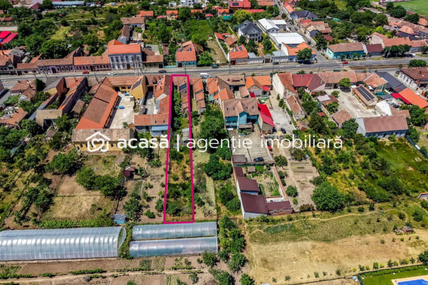 Casă solidă din cărămidă cu potențial EXCEPȚIONAL pe Calea Timișorii - Comision 0%
O proprietate rară, amplasată pe una dintre cele mai căutate artere din Arad, ideală atât pentru locuit, cât și pentru investiție sau spațiu comercial. Vorbim despre o casă autentică, foarte solidă, construită din cărămidă, fără igrasie, care merită renovată și pusă în valoare, nu demolată.

Proprietatea este amplasată pe un teren de 933 mp, cu front stradal de 9 ml și acces auto în curte. Casa este compusă din 3 camere, baie, bucătărie și anexe, având în plus pivniță și un pod aflat într-o stare foarte bună – un mare avantaj pentru orice viitor proiect de renovare.

Poziționarea excelentă și vizibilitatea foarte bună oferă multiple posibilități: locuință cu personalitate, cabinet, showroom sau investiție imobiliară pe termen lung.

Cred foarte mult în potențialul acestei proprietăți pentru că astfel de case, cu structură bună și amplasare premium, apar tot mai rar pe piață.

📞 Pentru detalii și programarea unei vizionări:
Blaga Flavius – 0754467525 Consultant imobiliar membru APAIR (Asociația Profesională a Agenților Imobiliari din România)

Nu dispui de toată suma? Te ajutăm noi gratuit! Îți obținem oferte de la 16 bănci.
Ai o proprietate de vânzare în Arad și vrei să știi cât valorează cu adevărat?

Birou: ACASĂ | Agenție imobiliară Arad
Adresă: Bulevardul Decebal 2, Arad 310133