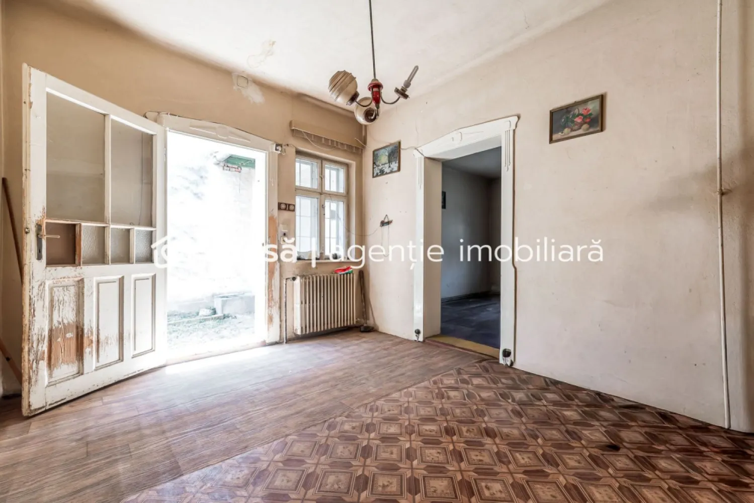 Casă solidă din cărămidă cu potențial EXCEPȚIONAL pe Calea Timișorii - Comision 0%
O proprietate rară, amplasată pe una dintre cele mai căutate artere din Arad, ideală atât pentru locuit, cât și pentru investiție sau spațiu comercial. Vorbim despre o casă autentică, foarte solidă, construită din cărămidă, fără igrasie, care merită renovată și pusă în valoare, nu demolată.

Proprietatea este amplasată pe un teren de 933 mp, cu front stradal de 9 ml și acces auto în curte. Casa este compusă din 3 camere, baie, bucătărie și anexe, având în plus pivniță și un pod aflat într-o stare foarte bună – un mare avantaj pentru orice viitor proiect de renovare.

Poziționarea excelentă și vizibilitatea foarte bună oferă multiple posibilități: locuință cu personalitate, cabinet, showroom sau investiție imobiliară pe termen lung.

Cred foarte mult în potențialul acestei proprietăți pentru că astfel de case, cu structură bună și amplasare premium, apar tot mai rar pe piață.

📞 Pentru detalii și programarea unei vizionări:
Blaga Flavius – 0754467525 Consultant imobiliar membru APAIR (Asociația Profesională a Agenților Imobiliari din România)

Nu dispui de toată suma? Te ajutăm noi gratuit! Îți obținem oferte de la 16 bănci.
Ai o proprietate de vânzare în Arad și vrei să știi cât valorează cu adevărat?

Birou: ACASĂ | Agenție imobiliară Arad
Adresă: Bulevardul Decebal 2, Arad 310133