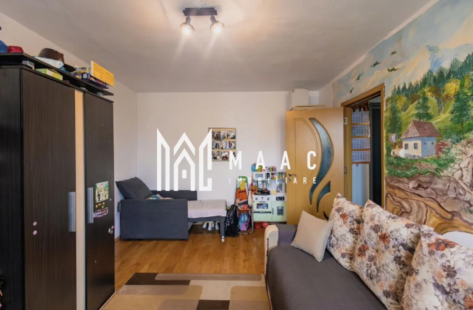Apartament 2 Camere | Etaj 1 | Balcon | Zona Terezian - MAAC Imobiliare vă propune spre vânzare un apartament cu 2 camere semidecomandate, situat în cartierul Terezian.

Caracteristici principale

• suprafață utilă de 48 mp
• balcon de 6 mp
• compartimentare semidecomandată
• bucătărie separată
• se vinde mobilat și utilat

Compartimentare și spații interioare

• living
• dormitor 
• bucătărie închisă, separată de zona de zi
• baie
• balcon 

Dotări și finisaje

• centrală termică proprie
• instalație electrică schimbată
• instalații sanitare 
• uși interioare înlocuite
• gresie și faianță
• parchet laminat
• mobilier și electrocasnice 

Avantaje și beneficii

• apartament pregătit pentru mutare imediată
• ideal pentru locuit sau investiție
• costuri reduse de întreținere
• spațiu bine compartimentat și luminos

Localizare și accesibilitate

• în apropiere de școli și grădinițe
• la câteva minute de Lidl și Profi
• aproximativ 10 minute de mers pe jos până în centrul orașului
• acces rapid către Piața Cibin și Shopping City Sibiu

 Pentru mai multe detalii sau programarea unei vizionări, vă rugăm să contactați MAAC Imobiliare și să menționați ID-ul proprietății: CP3124264.