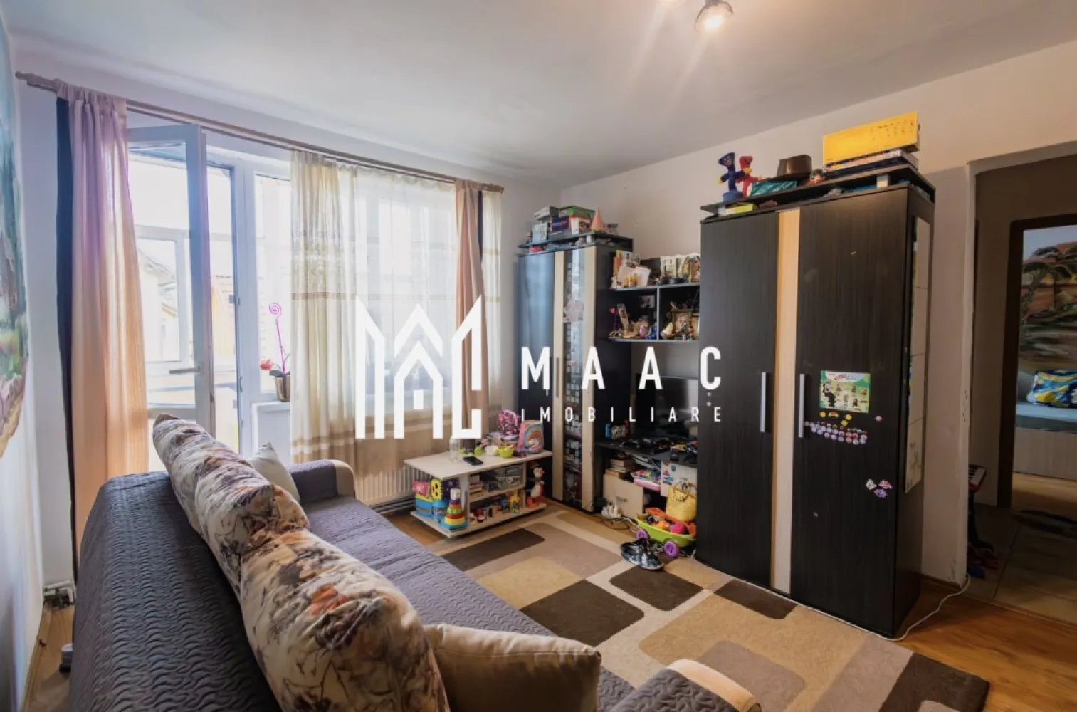 Apartament 2 Camere | Etaj 1 | Balcon | Zona Terezian - MAAC Imobiliare vă propune spre vânzare un apartament cu 2 camere semidecomandate, situat în cartierul Terezian.

Caracteristici principale

• suprafață utilă de 48 mp
• balcon de 6 mp
• compartimentare semidecomandată
• bucătărie separată
• se vinde mobilat și utilat

Compartimentare și spații interioare

• living
• dormitor 
• bucătărie închisă, separată de zona de zi
• baie
• balcon 

Dotări și finisaje

• centrală termică proprie
• instalație electrică schimbată
• instalații sanitare 
• uși interioare înlocuite
• gresie și faianță
• parchet laminat
• mobilier și electrocasnice 

Avantaje și beneficii

• apartament pregătit pentru mutare imediată
• ideal pentru locuit sau investiție
• costuri reduse de întreținere
• spațiu bine compartimentat și luminos

Localizare și accesibilitate

• în apropiere de școli și grădinițe
• la câteva minute de Lidl și Profi
• aproximativ 10 minute de mers pe jos până în centrul orașului
• acces rapid către Piața Cibin și Shopping City Sibiu

 Pentru mai multe detalii sau programarea unei vizionări, vă rugăm să contactați MAAC Imobiliare și să menționați ID-ul proprietății: CP3124264.