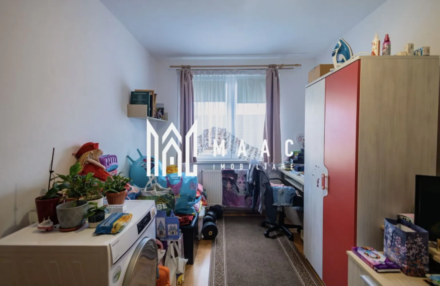 Apartament 2 Camere | Etaj 1 | Balcon | Zona Terezian - MAAC Imobiliare vă propune spre vânzare un apartament cu 2 camere semidecomandate, situat în cartierul Terezian.

Caracteristici principale

• suprafață utilă de 48 mp
• balcon de 6 mp
• compartimentare semidecomandată
• bucătărie separată
• se vinde mobilat și utilat

Compartimentare și spații interioare

• living
• dormitor 
• bucătărie închisă, separată de zona de zi
• baie
• balcon 

Dotări și finisaje

• centrală termică proprie
• instalație electrică schimbată
• instalații sanitare 
• uși interioare înlocuite
• gresie și faianță
• parchet laminat
• mobilier și electrocasnice 

Avantaje și beneficii

• apartament pregătit pentru mutare imediată
• ideal pentru locuit sau investiție
• costuri reduse de întreținere
• spațiu bine compartimentat și luminos

Localizare și accesibilitate

• în apropiere de școli și grădinițe
• la câteva minute de Lidl și Profi
• aproximativ 10 minute de mers pe jos până în centrul orașului
• acces rapid către Piața Cibin și Shopping City Sibiu

 Pentru mai multe detalii sau programarea unei vizionări, vă rugăm să contactați MAAC Imobiliare și să menționați ID-ul proprietății: CP3124264.
