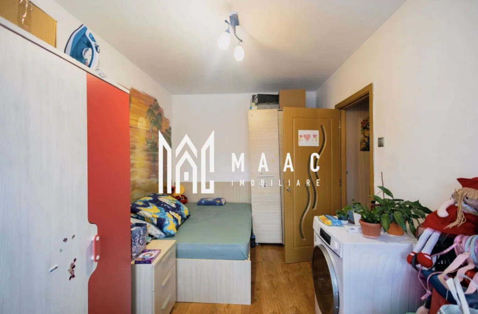 Apartament 2 Camere | Etaj 1 | Balcon | Zona Terezian - MAAC Imobiliare vă propune spre vânzare un apartament cu 2 camere semidecomandate, situat în cartierul Terezian.

Caracteristici principale

• suprafață utilă de 48 mp
• balcon de 6 mp
• compartimentare semidecomandată
• bucătărie separată
• se vinde mobilat și utilat

Compartimentare și spații interioare

• living
• dormitor 
• bucătărie închisă, separată de zona de zi
• baie
• balcon 

Dotări și finisaje

• centrală termică proprie
• instalație electrică schimbată
• instalații sanitare 
• uși interioare înlocuite
• gresie și faianță
• parchet laminat
• mobilier și electrocasnice 

Avantaje și beneficii

• apartament pregătit pentru mutare imediată
• ideal pentru locuit sau investiție
• costuri reduse de întreținere
• spațiu bine compartimentat și luminos

Localizare și accesibilitate

• în apropiere de școli și grădinițe
• la câteva minute de Lidl și Profi
• aproximativ 10 minute de mers pe jos până în centrul orașului
• acces rapid către Piața Cibin și Shopping City Sibiu

 Pentru mai multe detalii sau programarea unei vizionări, vă rugăm să contactați MAAC Imobiliare și să menționați ID-ul proprietății: CP3124264.