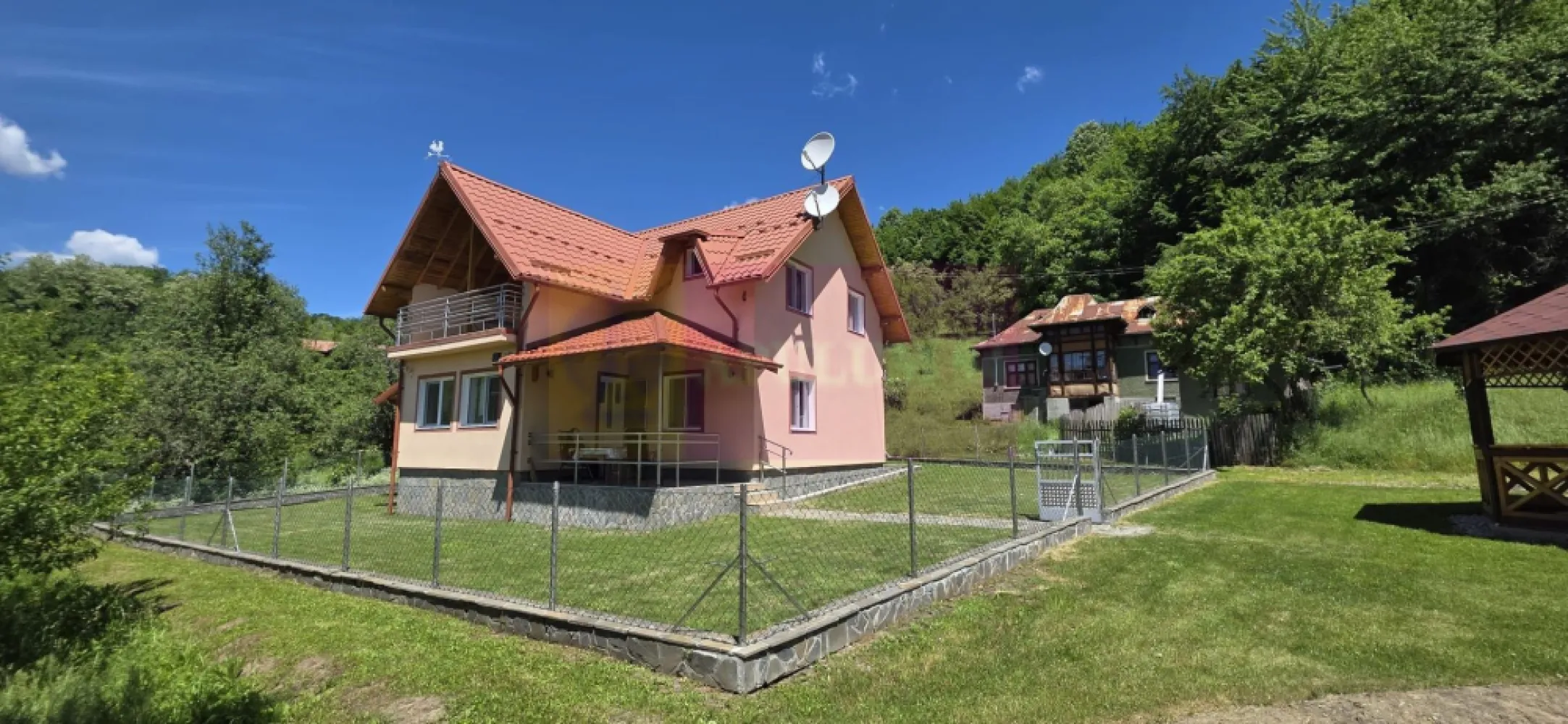 Vila de vanzare in Breaza-Nistoresti cu 7068 mp - VILĂ DEOSEBITĂ CU 7.068 MP TEREN ȘI PANORAMĂ SPECTACULOASĂ ÎN BREAZA – NISTOREȘTI

Agentia Imobiliară Mervani vă prezintă o proprietate rară, amplasată într-un cadru natural de excepție, pe vârful unui deal din cartierul Nistorești, Breaza. Această proprietate oferă intimitate, liniște deplină, aer curat și o priveliște impresionantă asupra împrejurimilor, fiind locul ideal pentru cei care își doresc să se retragă în mijlocul naturii, la doar aproximativ 100 km de București.

Proprietatea este compusă dintr-un teren generos în suprafață de 7.068 mp și o vilă cu suprafața construită de aproximativ 200 mp, completată de o anexă destinată casei de oaspeți și un garaj pentru două autoturisme cu magazie de lemne.

Vila este construită solid, cu fundație, stâlpi și grinzi din beton, pereți din cărămidă și etaj mansardat realizat din lemn. Acoperișul este din țiglă metalică, tâmplăria este din PVC cu geam termopan, iar fundația este placată cu piatră de râu.

Compartimentare:

Pivniță generoasă cu acces exterior;

Parter:

 Terasă;
 Hol de intrare;
 Living spațios cu bucătărie deschisă;
 Cămară;
 Dormitor;
 Baie cu duș;
 Scară interioară din lemn.

Etaj:

 3 dormitoare;
 Terasă cu vedere panoramică.

Confortul termic este asigurat prin șemineu și sobe pe lemne, iar apa caldă menajeră este furnizată de un boiler electric.

Proprietatea beneficiază de:

 Sistem de supraveghere video;
 Internet și CATV prin fibră optică;
 Antenă satelit;
 Puț propriu pentru apă potabilă, dotat cu sistem de filtrare;
 Bazin de mare capacitate pentru apă menajeră;
 Fosă septică;
 Sistem de colectare a apelor pluviale.

Curtea este frumos amenajată cu gazon și alei pietruite, fiind complet împrejmuită.
Foișor elegant și generos. 
Loc de parcare.

Garajul poate găzdui două autoturisme și dispune de magazie pentru depozitarea lemnelor.

Anexa este compusă dintr-o garsonieră nefinalizată, formată din cameră și grup sanitar, oferind posibilitatea amenajării unui spațiu independent pentru oaspeți.

Vila se vinde complet mobilată și utilată, fiind pregătită pentru utilizare imediată.

Accesul către proprietate se realizează cu autoturism SUV 4x4, aspect care contribuie la păstrarea intimității și caracterului exclusiv al acestei locații deosebite.

Pentru informații suplimentare și programarea unei vizionări, contactați Agentia Imobiliară Mervani la 0729 935 536.
