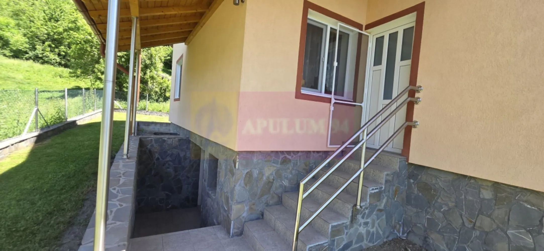 Vila de vanzare in Breaza-Nistoresti cu 7068 mp - VILĂ DEOSEBITĂ CU 7.068 MP TEREN ȘI PANORAMĂ SPECTACULOASĂ ÎN BREAZA – NISTOREȘTI

Agentia Imobiliară Mervani vă prezintă o proprietate rară, amplasată într-un cadru natural de excepție, pe vârful unui deal din cartierul Nistorești, Breaza. Această proprietate oferă intimitate, liniște deplină, aer curat și o priveliște impresionantă asupra împrejurimilor, fiind locul ideal pentru cei care își doresc să se retragă în mijlocul naturii, la doar aproximativ 100 km de București.

Proprietatea este compusă dintr-un teren generos în suprafață de 7.068 mp și o vilă cu suprafața construită de aproximativ 200 mp, completată de o anexă destinată casei de oaspeți și un garaj pentru două autoturisme cu magazie de lemne.

Vila este construită solid, cu fundație, stâlpi și grinzi din beton, pereți din cărămidă și etaj mansardat realizat din lemn. Acoperișul este din țiglă metalică, tâmplăria este din PVC cu geam termopan, iar fundația este placată cu piatră de râu.

Compartimentare:

Pivniță generoasă cu acces exterior;

Parter:

 Terasă;
 Hol de intrare;
 Living spațios cu bucătărie deschisă;
 Cămară;
 Dormitor;
 Baie cu duș;
 Scară interioară din lemn.

Etaj:

 3 dormitoare;
 Terasă cu vedere panoramică.

Confortul termic este asigurat prin șemineu și sobe pe lemne, iar apa caldă menajeră este furnizată de un boiler electric.

Proprietatea beneficiază de:

 Sistem de supraveghere video;
 Internet și CATV prin fibră optică;
 Antenă satelit;
 Puț propriu pentru apă potabilă, dotat cu sistem de filtrare;
 Bazin de mare capacitate pentru apă menajeră;
 Fosă septică;
 Sistem de colectare a apelor pluviale.

Curtea este frumos amenajată cu gazon și alei pietruite, fiind complet împrejmuită.
Foișor elegant și generos. 
Loc de parcare.

Garajul poate găzdui două autoturisme și dispune de magazie pentru depozitarea lemnelor.

Anexa este compusă dintr-o garsonieră nefinalizată, formată din cameră și grup sanitar, oferind posibilitatea amenajării unui spațiu independent pentru oaspeți.

Vila se vinde complet mobilată și utilată, fiind pregătită pentru utilizare imediată.

Accesul către proprietate se realizează cu autoturism SUV 4x4, aspect care contribuie la păstrarea intimității și caracterului exclusiv al acestei locații deosebite.

Pentru informații suplimentare și programarea unei vizionări, contactați Agentia Imobiliară Mervani la 0729 935 536.