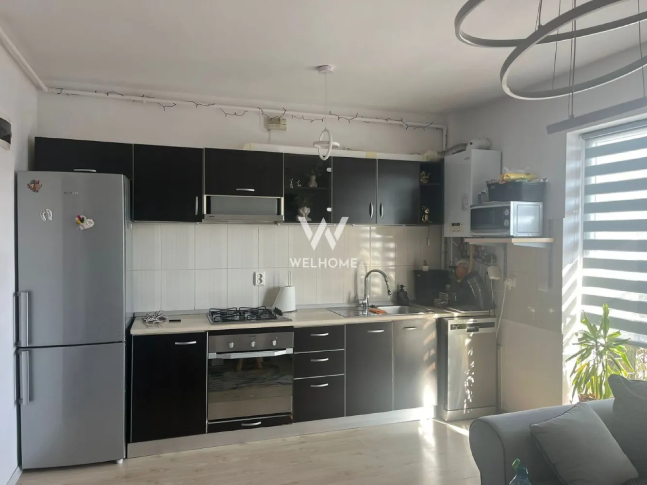 Apartament 2 camere - Mobilat și utilat - Gusterita Sibiu - Apartament 2 camere | Mobilat și utilat | Etaj 1 | Boxă inclusă Se oferă spre vânzare un apartament de 2 camere, cu o suprafață utilă de 34 mp, la care se adaugă balconul, compartimentat eficient și ideal atât pentru locuit, cât și pentru investiție. Compartimentare: living cu bucătărie open-space, dormitor, baie, balcon Apartamentul este situat la etajul 1, se vinde complet mobilat și utilat, fiind gata pentru mutare imediată sau pentru închiriere, fără costuri suplimentare. Boxă de depozitare inclusă – un plus important pentru spațiul de stocare. Preț: 80.000 euro - cash/credit Pentru detalii suplimentare sau programarea unei vizionări, nu ezitați să ne contactați.
