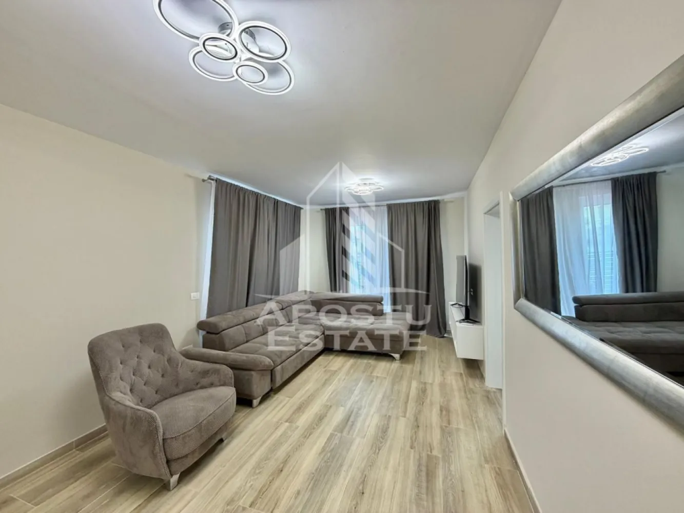 Duplex 5 camere de inchiriat, petfriendly, Ghiroda - Agentia imobiliara APOSTU ESTATE va propune spre inchiriere o casa spatioasa si eleganta, cu 5 camere, situat intr-o zona linistita si bine conectata din Ghiroda, ideal pentru familii sau persoane care doresc un spatiu generos si confortabil.

Suprafata utila: 118 mp
Compartimentare eficienta:
-Hol de acces generos
-Bucatarie complet mobilata si utilata, cu loc de luat masa
-Living luminos si spatios
-Dormitor matrimonial mobilat
-Dormitor secundar mobilat 
-Dormitor mobilat
-Camera perfecta pentru birou,dressing etc.
-Baie principala cu cada si geam pentru ventilatie naturala
-Baie secundara cu cabina de dus

Confort si facilitati:
-Incalzire se face prin pardoseala cu ajutorul centralei proprii
-Tv
-Masina de spalat
-Frigider
-Aragaz
-Hota
-Cuptor cu microunde 
-6 locuri de parcare incluse in pret
Apartamentul este complet mobilat si utilat
**Petfriendly**

Localizare: Zona Ghiroda – liniste, acces facil spre oras, in apropiere de magazine, scoli si mijloace de transport in comun.

Ideal pentru:
Familii
Cupluri
Profesionisti care lucreaza remote sau au nevoie de birou acasa
Studenti

Pret chirie: 800 euro
Programeaza o vizionare!
ID intern: CP2807482