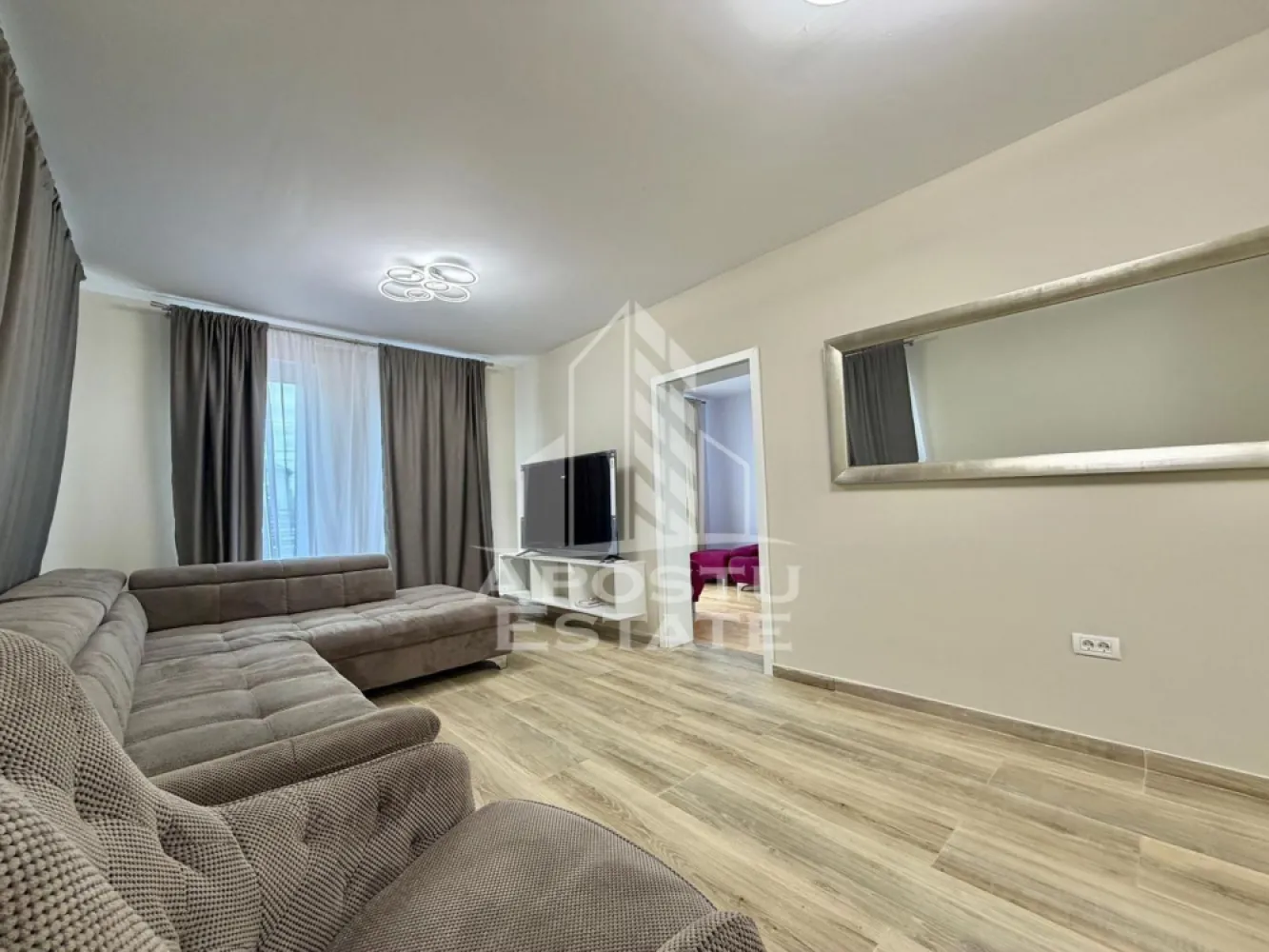 Duplex 5 camere de inchiriat, petfriendly, Ghiroda - Agentia imobiliara APOSTU ESTATE va propune spre inchiriere o casa spatioasa si eleganta, cu 5 camere, situat intr-o zona linistita si bine conectata din Ghiroda, ideal pentru familii sau persoane care doresc un spatiu generos si confortabil.

Suprafata utila: 118 mp
Compartimentare eficienta:
-Hol de acces generos
-Bucatarie complet mobilata si utilata, cu loc de luat masa
-Living luminos si spatios
-Dormitor matrimonial mobilat
-Dormitor secundar mobilat 
-Dormitor mobilat
-Camera perfecta pentru birou,dressing etc.
-Baie principala cu cada si geam pentru ventilatie naturala
-Baie secundara cu cabina de dus

Confort si facilitati:
-Incalzire se face prin pardoseala cu ajutorul centralei proprii
-Tv
-Masina de spalat
-Frigider
-Aragaz
-Hota
-Cuptor cu microunde 
-6 locuri de parcare incluse in pret
Apartamentul este complet mobilat si utilat
**Petfriendly**

Localizare: Zona Ghiroda – liniste, acces facil spre oras, in apropiere de magazine, scoli si mijloace de transport in comun.

Ideal pentru:
Familii
Cupluri
Profesionisti care lucreaza remote sau au nevoie de birou acasa
Studenti

Pret chirie: 800 euro
Programeaza o vizionare!
ID intern: CP2807482