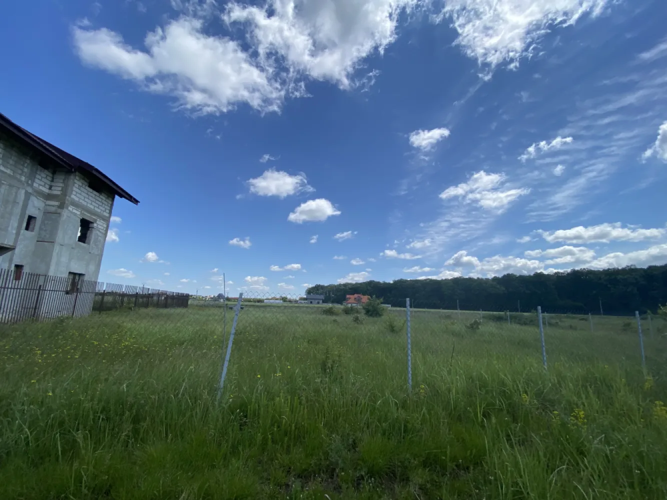 Teren vanzare Ghermanesti -Snagov - Teren intravilan 1500m, deschidere 25m la 2 strazi. Utilitati gaz si curent electric la poarta, imprejmuit, la 150m padure Str. Cetatea Neamtului.Zona in plina dezvoltare si constructie.Terenul este impartit in 2 loturi 500/1000mp.Proiect de casa autorizat, studiu geo.