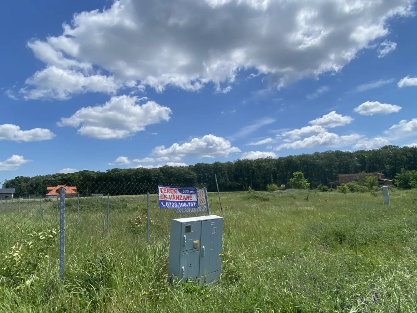 Teren vanzare Ghermanesti -Snagov - Teren intravilan 1500m, deschidere 25m la 2 strazi. Utilitati gaz si curent electric la poarta, imprejmuit, la 150m padure Str. Cetatea Neamtului.Zona in plina dezvoltare si constructie.Terenul este impartit in 2 loturi 500/1000mp.Proiect de casa autorizat, studiu geo.
