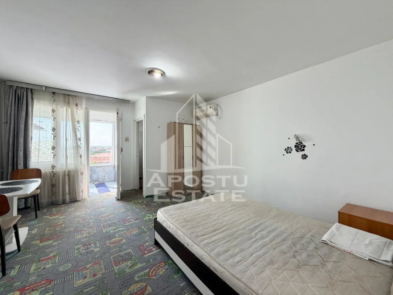 Apartament cu o camera de vanzare, zona Circumvalatiunii, Timisoara - Agentia imobiliara APOSTU ESTATE va propune spre vanzare un apartament decomandat cu o camera, balcon cu o suprafata utila de 34 mp, situat la etajul 9 din 10, in zona Circumvalatiunii din Timisoara – o zona linistita, apreciata pentru accesul rapid catre principalele puncte de interes ale orasului.

Aceasta proprietate este ideala atat pentru locuinta proprie, cat si pentru investitie, datorita compartimentarii eficiente si amplasarii excelente.

Detalii proprietate:
- Suprafata utila: 34 mp
- Etaj: 9/10

Compartimentare:
- Hol de acces generos
- Bucatarie
- Camera principala
- Baie cu cada
- Balcon

Apartamentul beneficiaza de:
- Incalzire prin termoficare
- Aer conditionat
Localizare:

Imobilul este situat intr-o zona foarte bine conectata, avand in apropiere:
- Supermarketuri
- Piata
- Farmacii
- Scoli si gradinite
- Restaurante si cafenele
- Mijloace de transport in comun

De asemenea, proximitatea fata de Iulius Town Timișoara creste considerabil atractivitatea apartamentului, atat pentru locuire, cat si pentru inchiriere.

Agentia Apostu Estate ofera consultanta bancara gratuita prin intermediul colaboratorilor si brokerilor de credite, pentru alegerea celei mai potrivite solutii de finantare.

Programeaza o vizionare si descopera avantajele acestui apartament primitor din zona Aradului!

ID Intern: CP3105644
