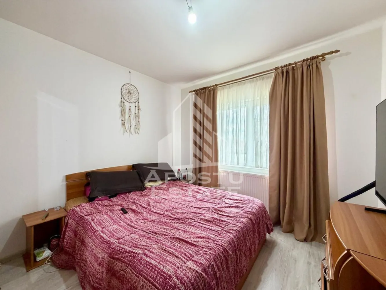 Apartament cu 2 camere de vanzare, zona Aradului, Timisoara - Agentia imobiliara APOSTU ESTATE va propune spre vanzare un apartament decomandat, spatios si elegant, cu 2 camere, balcon si o suprafata utila de 44.5 mp, situat la etajul 5 din 5, in zona Aradului din Timisoara – o zona linistita, apreciata pentru accesul rapid catre principalele puncte de interes ale orasului.

Aceasta proprietate este ideala atat pentru locuinta proprie, cat si pentru investitie, datorita compartimentarii eficiente si amplasarii excelente.

Detalii proprietate:
- Suprafata utila: 44.5 mp
- Etaj: 5/5
- Compartimentare decomandata
- Mansarda cu pod neaccesibil
- Tavan izolat cu vata minerala
- Centura de beton
- Acoperis din tigla
- Instalatia electrica si sanitara realizata in anul 2017
- Izolatie exterioara cu polistiren de 10 cm

Compartimentare:
- Hol de acces generos, prevazut cu dressing
- Bucatarie complet mobilata si utilata, cu loc pentru servirea mesei
- Living spatios si luminos
- Dormitor matrimonial
- Baie cu cada
- Balcon

Apartamentul beneficiaza de:
- Centrala termica proprie
- Aer conditionat
- Mobilier si electrocasnice functionale
- Spatii bine optimizate pentru confortul zilnic
Localizare:

Imobilul este situat intr-o zona foarte bine conectata, avand in apropiere:
- Supermarketuri
- Piata
- Farmacii
- Scoli si gradinite
- Restaurante si cafenele
- Mijloace de transport in comun

De asemenea, proximitatea fata de Iulius Town Timișoara creste considerabil atractivitatea apartamentului, atat pentru locuire, cat si pentru inchiriere.

Agentia Apostu Estate ofera consultanta bancara gratuita prin intermediul colaboratorilor si brokerilor de credite, pentru alegerea celei mai potrivite solutii de finantare.

Programeaza o vizionare si descopera avantajele acestui apartament primitor din zona Aradului!

ID intern: CP3095750.