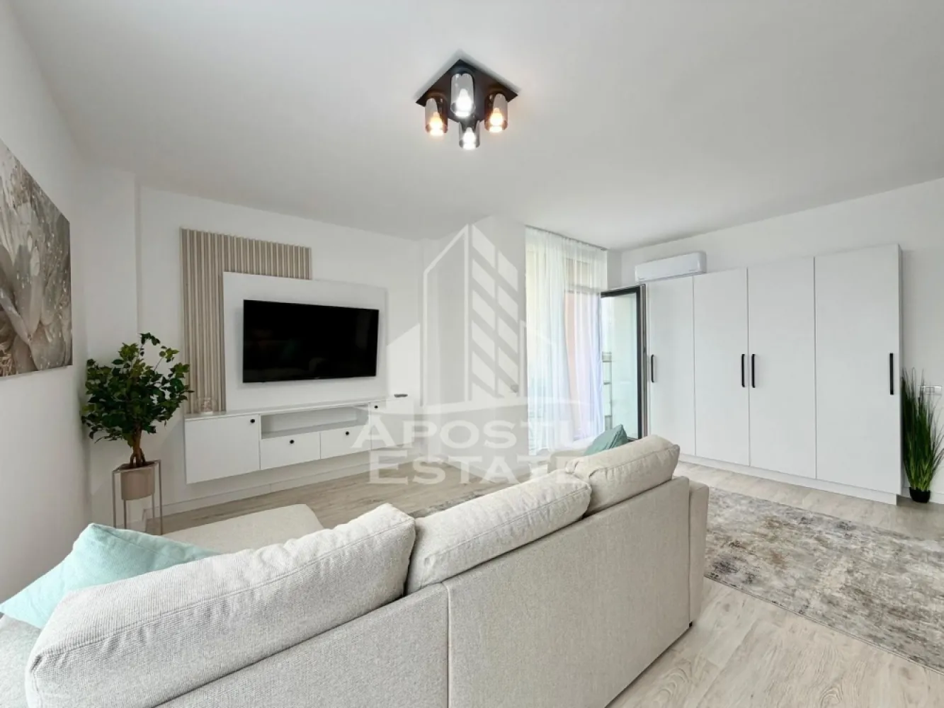 Apartament cu 2 camere de inchiriat, zona Torontalului, Timisoara - Agentia Imobiliara APOSTU ESTATE va ofera spre inchiriere un apartament cu 2 camere, open space la etajul 6 al unui imobil dispus pe 7 niveluri in zona Torontalului(Campeador City).
Apartamentul este la prima inchiriere.
Imobilul are o suprafata utila de 54 mp si este compartimentat astfel:
- hol spatios
- living+bucatarie open space utilat si mobilat modern
- un dormitor matrimonial
- o baie cu cada
- balcon deschis
Vecinatati:
- Metro 2
- Registrul Auto Roman Timis
- Ikea
- Transport in comun E6
Distante (cu masina):
- Iulius Mall - 10 minute
- Centru - 16 minute
Alte detalii:
Confortul termic se realizeaza cu ajutorul centralei pe imobil (incalzire in pardoseala) si al aerului conditionat.
Locul de parcare este inclus in pret.
Garantia este doua luni de chirie.
Va asteptam cu drag la o vizionare!
ID intern: CP3075213!
