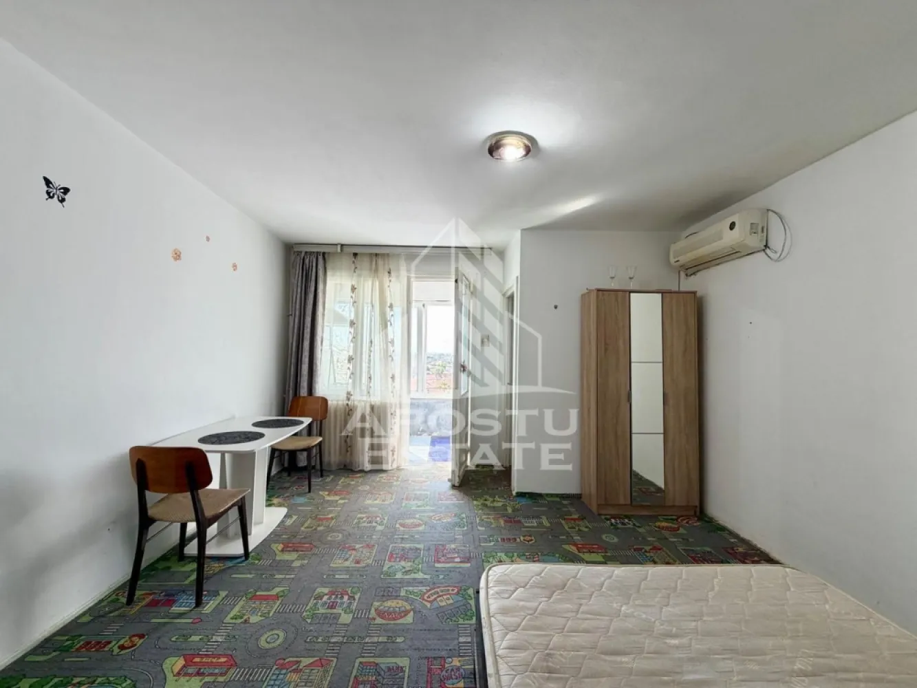 Apartament cu o camera de vanzare, zona Circumvalatiunii, Timisoara - Agentia imobiliara APOSTU ESTATE va propune spre vanzare un apartament decomandat cu o camera, balcon cu o suprafata utila de 34 mp, situat la etajul 9 din 10, in zona Circumvalatiunii din Timisoara – o zona linistita, apreciata pentru accesul rapid catre principalele puncte de interes ale orasului.

Aceasta proprietate este ideala atat pentru locuinta proprie, cat si pentru investitie, datorita compartimentarii eficiente si amplasarii excelente.

Detalii proprietate:
- Suprafata utila: 34 mp
- Etaj: 9/10

Compartimentare:
- Hol de acces generos
- Bucatarie
- Camera principala
- Baie cu cada
- Balcon

Apartamentul beneficiaza de:
- Incalzire prin termoficare
- Aer conditionat
Localizare:

Imobilul este situat intr-o zona foarte bine conectata, avand in apropiere:
- Supermarketuri
- Piata
- Farmacii
- Scoli si gradinite
- Restaurante si cafenele
- Mijloace de transport in comun

De asemenea, proximitatea fata de Iulius Town Timișoara creste considerabil atractivitatea apartamentului, atat pentru locuire, cat si pentru inchiriere.

Agentia Apostu Estate ofera consultanta bancara gratuita prin intermediul colaboratorilor si brokerilor de credite, pentru alegerea celei mai potrivite solutii de finantare.

Programeaza o vizionare si descopera avantajele acestui apartament primitor din zona Aradului!

ID Intern: CP3105644