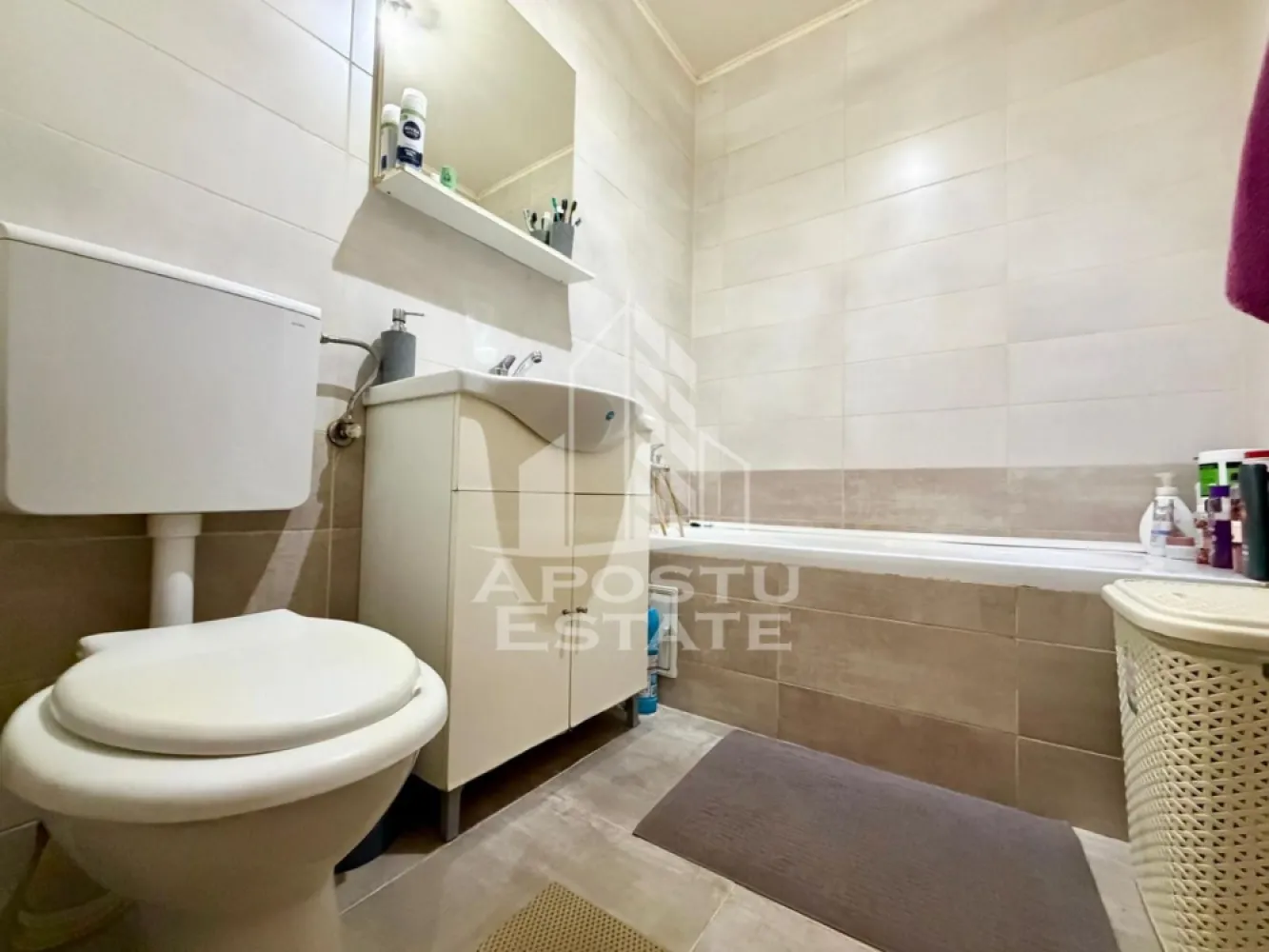 Apartament cu 2 camere de vanzare, zona Aradului, Timisoara - Agentia imobiliara APOSTU ESTATE va propune spre vanzare un apartament decomandat, spatios si elegant, cu 2 camere, balcon si o suprafata utila de 44.5 mp, situat la etajul 5 din 5, in zona Aradului din Timisoara – o zona linistita, apreciata pentru accesul rapid catre principalele puncte de interes ale orasului.

Aceasta proprietate este ideala atat pentru locuinta proprie, cat si pentru investitie, datorita compartimentarii eficiente si amplasarii excelente.

Detalii proprietate:
- Suprafata utila: 44.5 mp
- Etaj: 5/5
- Compartimentare decomandata
- Mansarda cu pod neaccesibil
- Tavan izolat cu vata minerala
- Centura de beton
- Acoperis din tigla
- Instalatia electrica si sanitara realizata in anul 2017
- Izolatie exterioara cu polistiren de 10 cm

Compartimentare:
- Hol de acces generos, prevazut cu dressing
- Bucatarie complet mobilata si utilata, cu loc pentru servirea mesei
- Living spatios si luminos
- Dormitor matrimonial
- Baie cu cada
- Balcon

Apartamentul beneficiaza de:
- Centrala termica proprie
- Aer conditionat
- Mobilier si electrocasnice functionale
- Spatii bine optimizate pentru confortul zilnic
Localizare:

Imobilul este situat intr-o zona foarte bine conectata, avand in apropiere:
- Supermarketuri
- Piata
- Farmacii
- Scoli si gradinite
- Restaurante si cafenele
- Mijloace de transport in comun

De asemenea, proximitatea fata de Iulius Town Timișoara creste considerabil atractivitatea apartamentului, atat pentru locuire, cat si pentru inchiriere.

Agentia Apostu Estate ofera consultanta bancara gratuita prin intermediul colaboratorilor si brokerilor de credite, pentru alegerea celei mai potrivite solutii de finantare.

Programeaza o vizionare si descopera avantajele acestui apartament primitor din zona Aradului!

ID intern: CP3095750.