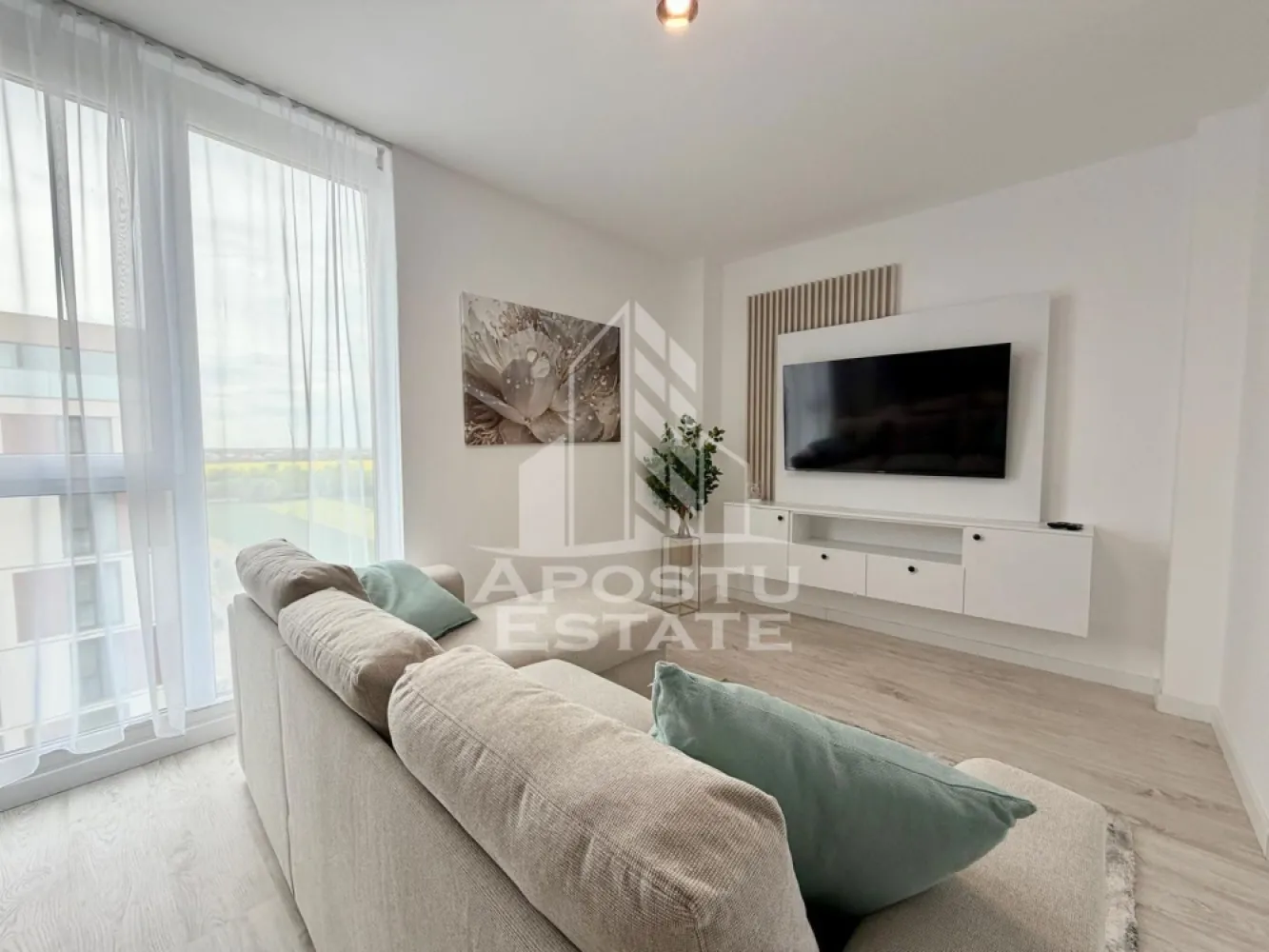 Apartament cu 2 camere de inchiriat, zona Torontalului, Timisoara - Agentia Imobiliara APOSTU ESTATE va ofera spre inchiriere un apartament cu 2 camere, open space la etajul 6 al unui imobil dispus pe 7 niveluri in zona Torontalului(Campeador City).
Apartamentul este la prima inchiriere.
Imobilul are o suprafata utila de 54 mp si este compartimentat astfel:
- hol spatios
- living+bucatarie open space utilat si mobilat modern
- un dormitor matrimonial
- o baie cu cada
- balcon deschis
Vecinatati:
- Metro 2
- Registrul Auto Roman Timis
- Ikea
- Transport in comun E6
Distante (cu masina):
- Iulius Mall - 10 minute
- Centru - 16 minute
Alte detalii:
Confortul termic se realizeaza cu ajutorul centralei pe imobil (incalzire in pardoseala) si al aerului conditionat.
Locul de parcare este inclus in pret.
Garantia este doua luni de chirie.
Va asteptam cu drag la o vizionare!
ID intern: CP3075213!