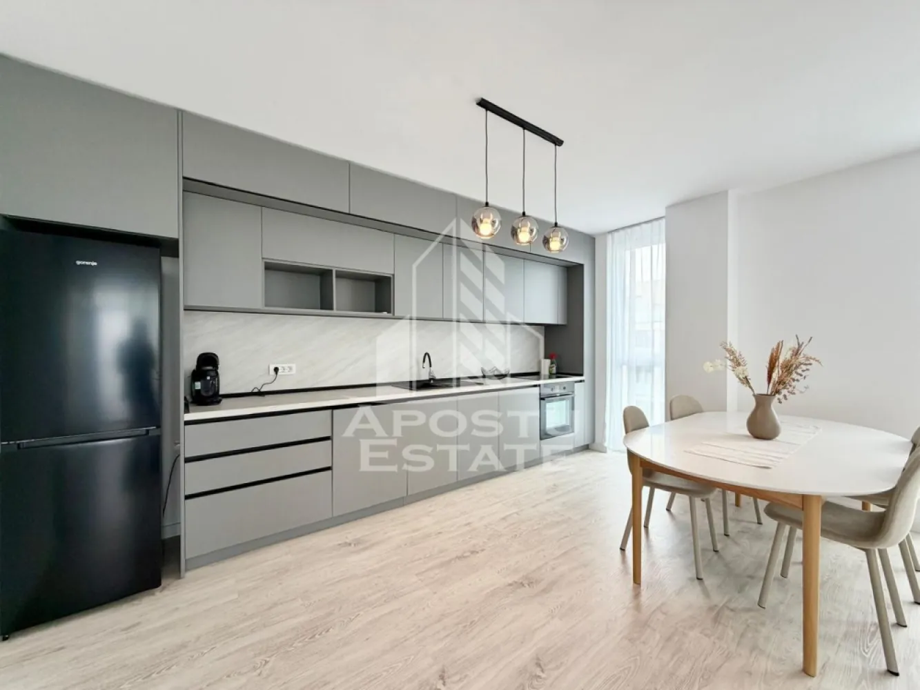 Apartament cu 2 camere de inchiriat, zona Torontalului, Timisoara - Agentia Imobiliara APOSTU ESTATE va ofera spre inchiriere un apartament cu 2 camere, open space la etajul 6 al unui imobil dispus pe 7 niveluri in zona Torontalului(Campeador City).
Apartamentul este la prima inchiriere.
Imobilul are o suprafata utila de 54 mp si este compartimentat astfel:
- hol spatios
- living+bucatarie open space utilat si mobilat modern
- un dormitor matrimonial
- o baie cu cada
- balcon deschis
Vecinatati:
- Metro 2
- Registrul Auto Roman Timis
- Ikea
- Transport in comun E6
Distante (cu masina):
- Iulius Mall - 10 minute
- Centru - 16 minute
Alte detalii:
Confortul termic se realizeaza cu ajutorul centralei pe imobil (incalzire in pardoseala) si al aerului conditionat.
Locul de parcare este inclus in pret.
Garantia este doua luni de chirie.
Va asteptam cu drag la o vizionare!
ID intern: CP3075213!