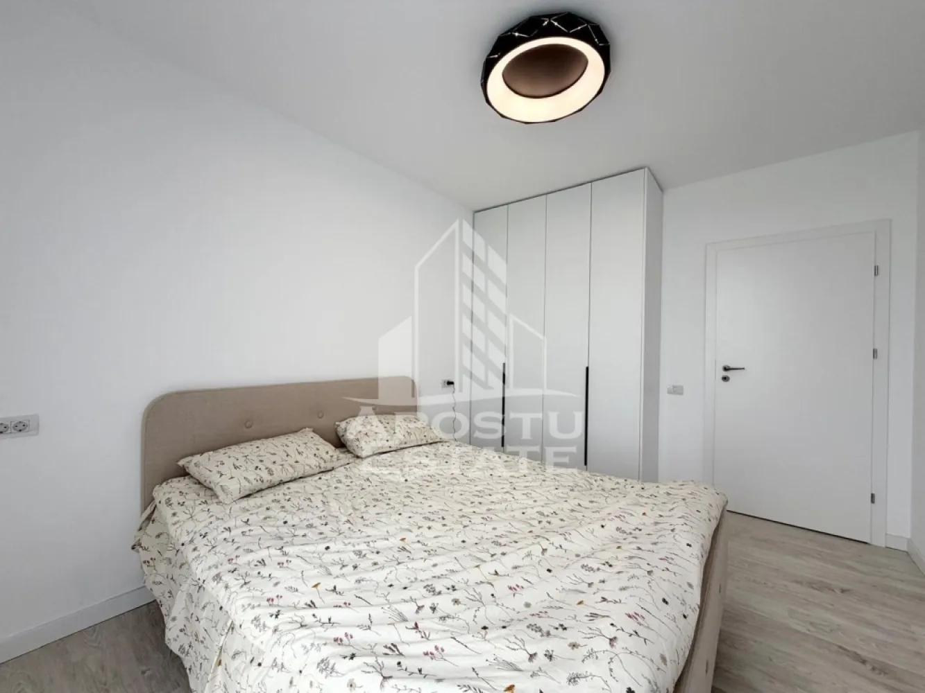 Apartament cu 2 camere de inchiriat, zona Torontalului, Timisoara - Agentia Imobiliara APOSTU ESTATE va ofera spre inchiriere un apartament cu 2 camere, open space la etajul 6 al unui imobil dispus pe 7 niveluri in zona Torontalului(Campeador City).
Apartamentul este la prima inchiriere.
Imobilul are o suprafata utila de 54 mp si este compartimentat astfel:
- hol spatios
- living+bucatarie open space utilat si mobilat modern
- un dormitor matrimonial
- o baie cu cada
- balcon deschis
Vecinatati:
- Metro 2
- Registrul Auto Roman Timis
- Ikea
- Transport in comun E6
Distante (cu masina):
- Iulius Mall - 10 minute
- Centru - 16 minute
Alte detalii:
Confortul termic se realizeaza cu ajutorul centralei pe imobil (incalzire in pardoseala) si al aerului conditionat.
Locul de parcare este inclus in pret.
Garantia este doua luni de chirie.
Va asteptam cu drag la o vizionare!
ID intern: CP3075213!