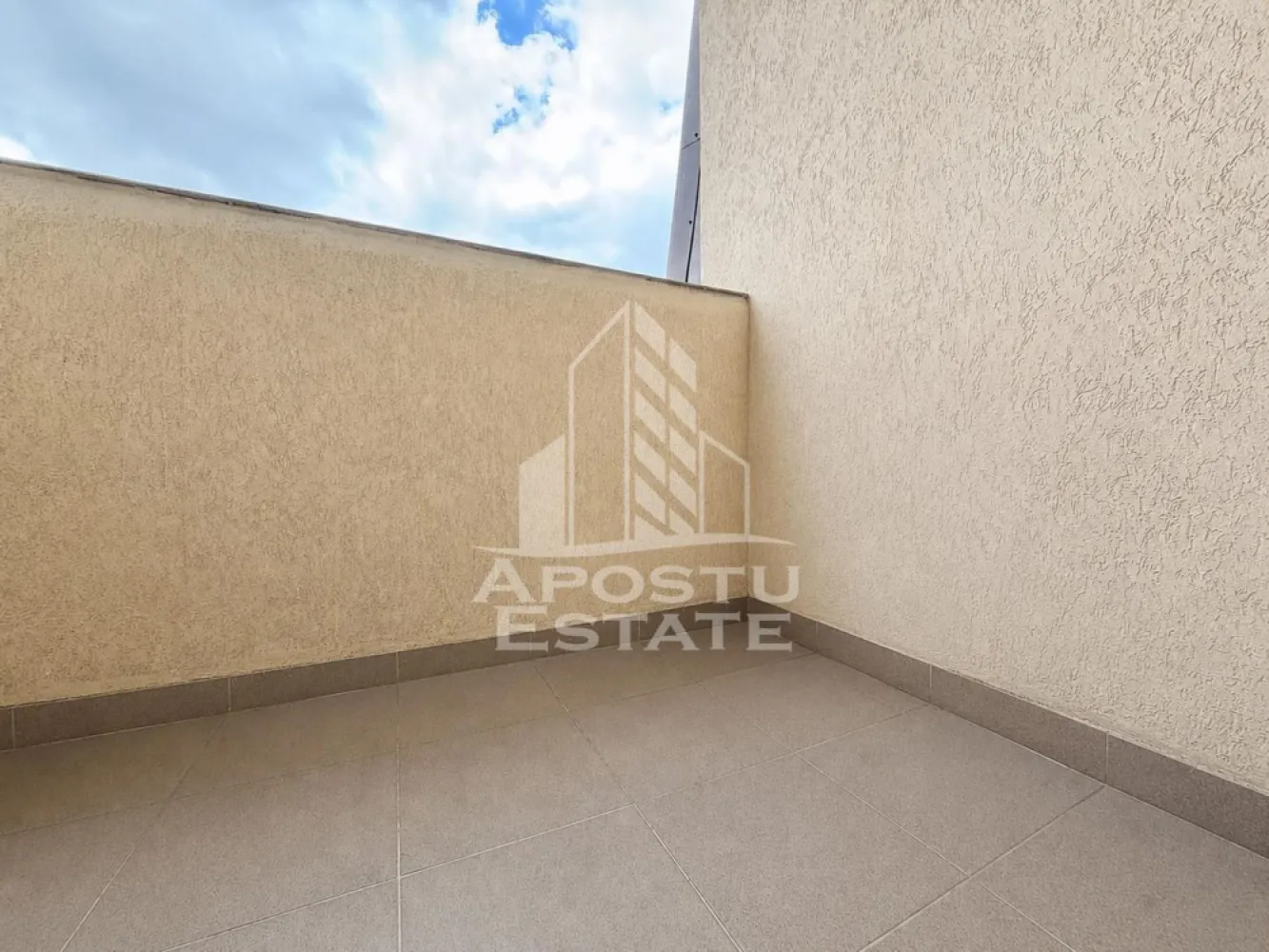 Apartament cu 2 camere de vanzare, zona Aradului, Timisoara - Agentia imobiliara APOSTU ESTATE va propune spre vanzare un apartament decomandat, spatios si elegant, cu 2 camere, balcon si o suprafata utila de 44.5 mp, situat la etajul 5 din 5, in zona Aradului din Timisoara – o zona linistita, apreciata pentru accesul rapid catre principalele puncte de interes ale orasului.

Aceasta proprietate este ideala atat pentru locuinta proprie, cat si pentru investitie, datorita compartimentarii eficiente si amplasarii excelente.

Detalii proprietate:
- Suprafata utila: 44.5 mp
- Etaj: 5/5
- Compartimentare decomandata
- Mansarda cu pod neaccesibil
- Tavan izolat cu vata minerala
- Centura de beton
- Acoperis din tigla
- Instalatia electrica si sanitara realizata in anul 2017
- Izolatie exterioara cu polistiren de 10 cm

Compartimentare:
- Hol de acces generos, prevazut cu dressing
- Bucatarie complet mobilata si utilata, cu loc pentru servirea mesei
- Living spatios si luminos
- Dormitor matrimonial
- Baie cu cada
- Balcon

Apartamentul beneficiaza de:
- Centrala termica proprie
- Aer conditionat
- Mobilier si electrocasnice functionale
- Spatii bine optimizate pentru confortul zilnic
Localizare:

Imobilul este situat intr-o zona foarte bine conectata, avand in apropiere:
- Supermarketuri
- Piata
- Farmacii
- Scoli si gradinite
- Restaurante si cafenele
- Mijloace de transport in comun

De asemenea, proximitatea fata de Iulius Town Timișoara creste considerabil atractivitatea apartamentului, atat pentru locuire, cat si pentru inchiriere.

Agentia Apostu Estate ofera consultanta bancara gratuita prin intermediul colaboratorilor si brokerilor de credite, pentru alegerea celei mai potrivite solutii de finantare.

Programeaza o vizionare si descopera avantajele acestui apartament primitor din zona Aradului!

ID intern: CP3095750.