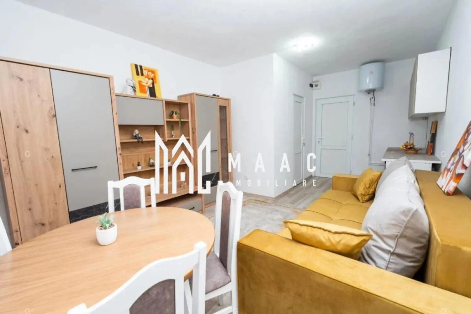 Ofertă Garsonieră renovată I 22 mpu I Baie utilată I Mârșa - MAAC Imobiliare propune spre achiziție garsoniere renovate, situate în imediata vecinătate a Liceului Tehnologic din localitatea Mârșa, jud. Sibiu — o zonă în continuă dezvoltare rezidențială și industrială, cu acces direct pe viitoarea autostradă Sibiu- Brașov. Caracteristici principale - Suprafață utilă: 22 mp - Cameră de zi cu zonă de bucătărie integrată și spațiu de living/dormitor - Baie complet utilată, dotată cu cabină de duș și obiecte sanitare noi Renovări și îmbunătățiri - Instalațiile de canalizare, apă și electricitate au fost înlocuite integral - Încălzire prin panou electric radiant - Apă caldă asigurată de boiler electric Tesy, 30 l - Tâmplărie PVC cu geam termopan/ panel la intrare și la baie - Pardoseală nouă: parchet laminat + izolație - Pereți tencuiți și zugrăviți Clădire și infrastructură - Bloc de garsoniere reabilitat, cu pereți exteriori izolați - Acoperiș înlocuit - Utilități refăcute - Fără alimentare cu gaz Opțiuni de achiziție - 23.500 € – garsonieră la stadiul de cheie - 27.000 € – garsonieră mobilată Pentru detalii suplimentare și programarea unei vizionări, contactați MAAC Imobiliare, menționând ID: CP2890550. }}