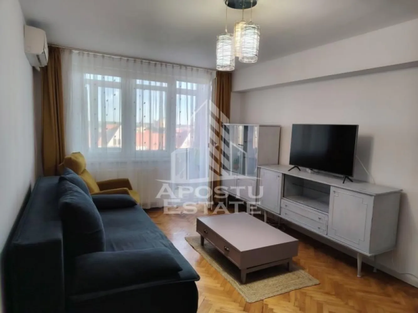Apartament cu 2 camere, de vanzare, zona Iosefin, Timisoara - Agentia imobiliara APOSTU ESTATE va ofera spre vanzare un apartament 2 camere, mobilat si utilat, localizat in judetul Timis, Timisoara, zona Girocului.

Apartamentul are o suprafata de 48 mp utili + balcon si este situat la etajul 8 al unui bloc cu 9 etaje(ultimul etaj este tehnic)

- Hol de acces

- Bucatarie

-Camera

-Living

- Baie

-Balcon

Confortul termic este asigurat prin intermediul centralei proprii pe gaz.

Zona cu numeroase facilitati si puncte de interes precum: acces rapid si usor la mijloacele de transport in comun, si alte supermarket-uri in apropiere, farmacii, institutii de invatamant, restaurante, baruri, cafenele si multe altele.

Agentia imobiliara Apostu Estate va ofera consultanta bancara gratuita prin intermediul colaboratorilor nostri pentru alegerea celui mai potrivit tip de credit, astfel incat tu sa devi noul proprietar al acestui apartament.

Va asteptam cu drag la o vizionare!
CP3122448