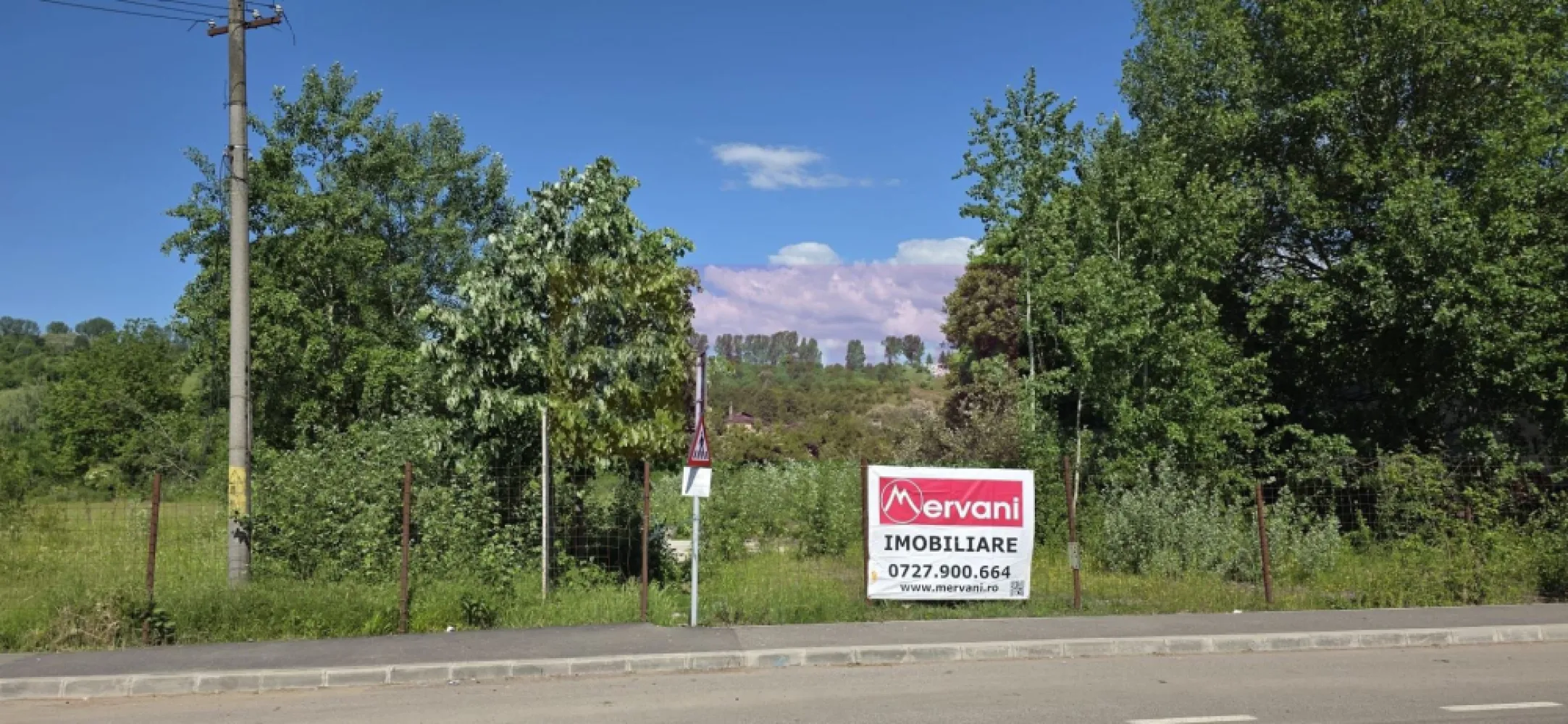 Teren intravila 40.679 mp in Campina, dezvoltare imobiliara - Teren intravilan de vânzare în Câmpina – 40.679 mp | Oportunitate excelentă pentru dezvoltare rezidențială

Agentia Imobiliară Mervani vă propune spre vânzare un teren intravilan cu o suprafață generoasă de 40.679 mp, situat în municipiul Câmpina, într-o zonă cu potențial ridicat de dezvoltare.

Proprietatea beneficiază de o deschidere de 72 ml la strada principală asfaltată și de 113 ml la o stradă secundară, oferind multiple posibilități de acces și parcelare.

Terenul este amplasat la baza Dealului Muscel, într-un cadru natural plăcut, cu o ușoară înclinație și orientare către sud-est, ceea ce asigură lumină naturală pe tot parcursul zilei și priveliști deosebite asupra împrejurimilor.

Conform reglementărilor urbanistice, terenul permite dezvoltarea unui complex rezidențial de case cu regim de înălțime P+2E, având următorii indicatori urbanistici:
- POT: 50%
- CUT: 1,5

Proprietatea dispune de acces la toate utilitățile necesare:
- Apă
- Canalizare
- Energie electrică
- Gaz natural
- Internet și CATV

Terenul este împrejmuit, iar pe una dintre laturi există câteva construcții care pot fi demolate pentru a facilita implementarea unui nou proiect imobiliar.

Datorită suprafeței mari, accesului excelent, utilităților disponibile și poziționării într-o zonă aflată în continuă dezvoltare, această proprietate reprezintă o investiție ideală pentru dezvoltatori și investitori imobiliari.

Pentru informații suplimentare și programarea unei vizionări:
Agentia Imobiliară Mervani
0729.935.536